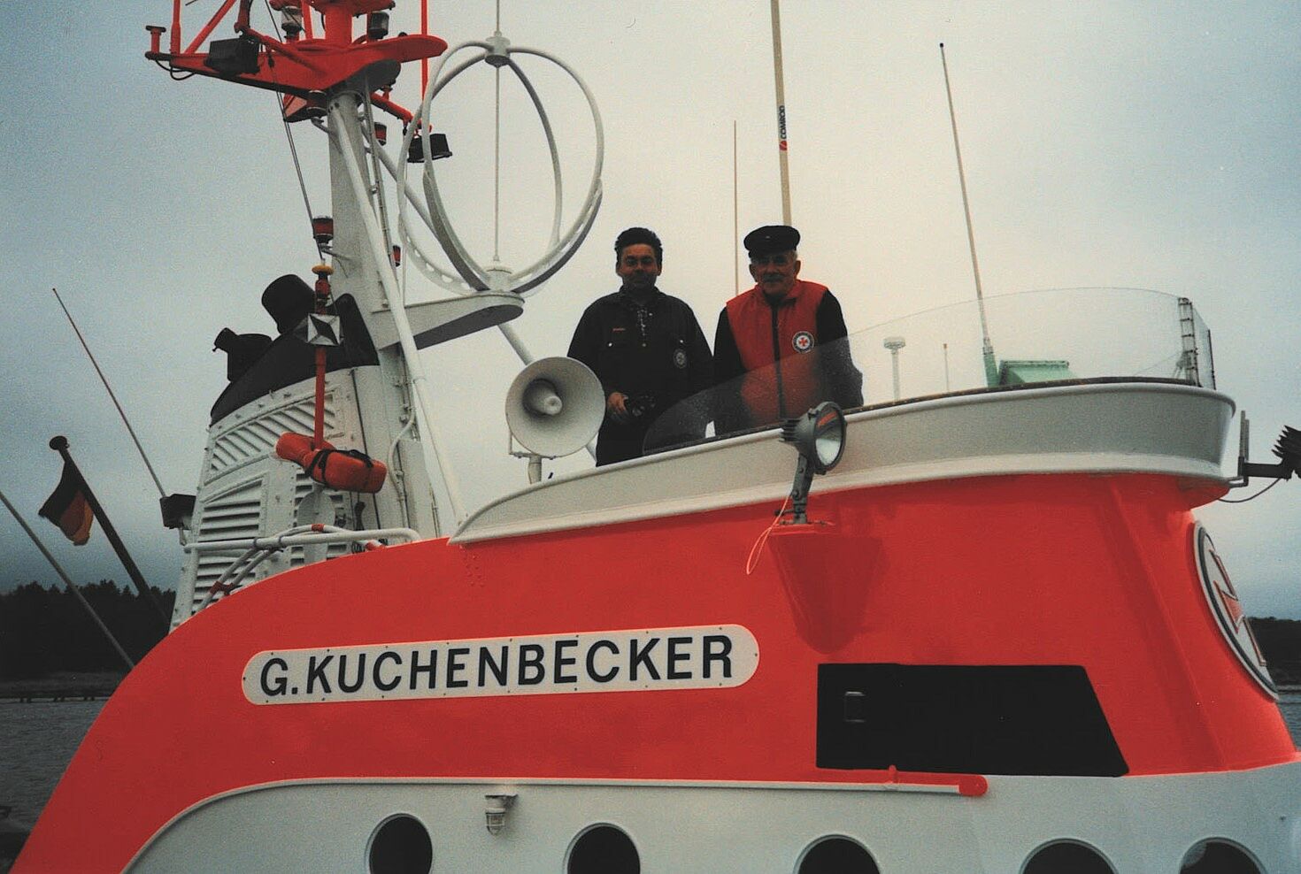 Ein altes Foto von zwei Männern auf der G.KUCHENBECKER