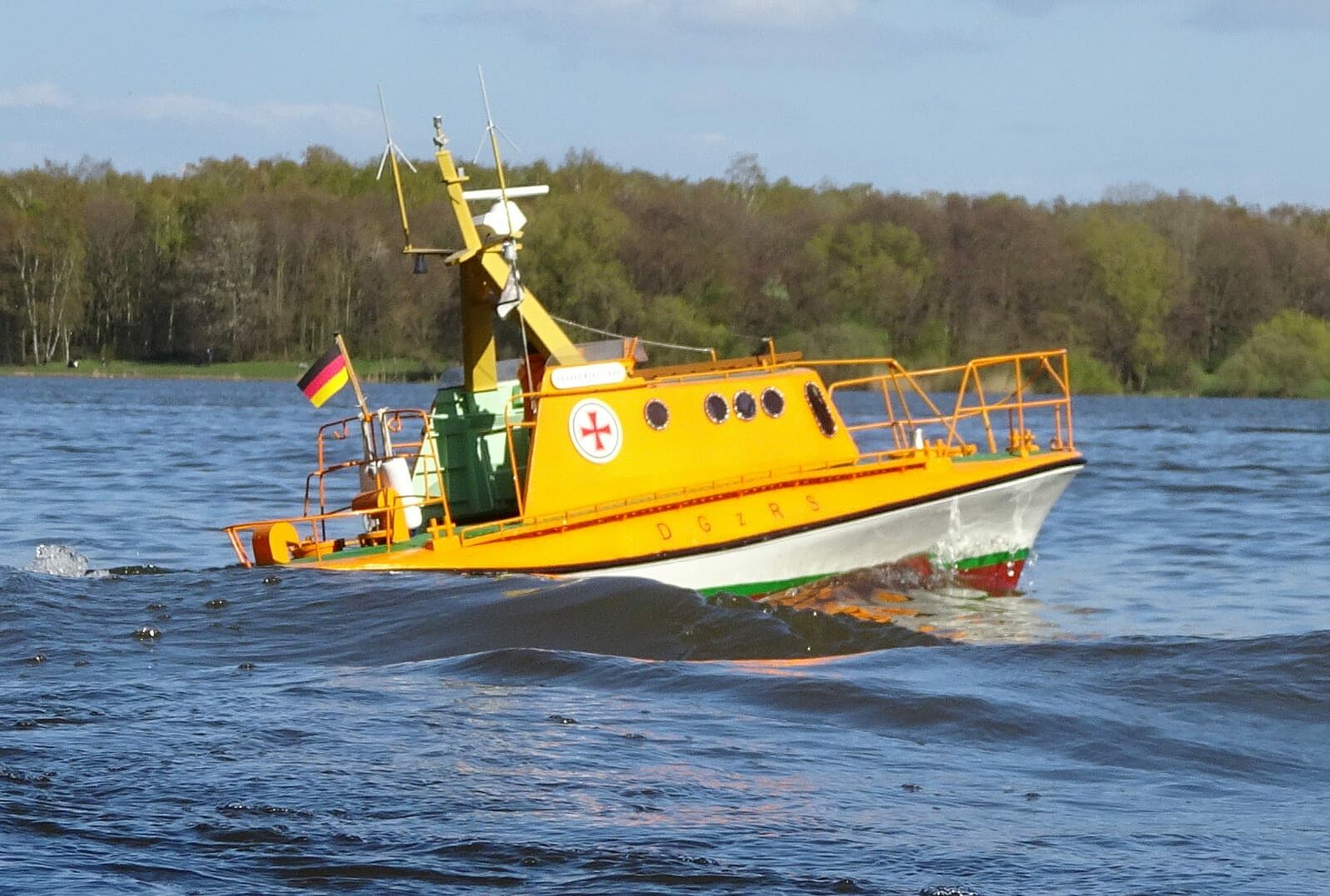 Ein Modell eines historischen Seenotrettungsbootes der DGzRS fährt im Wasser.