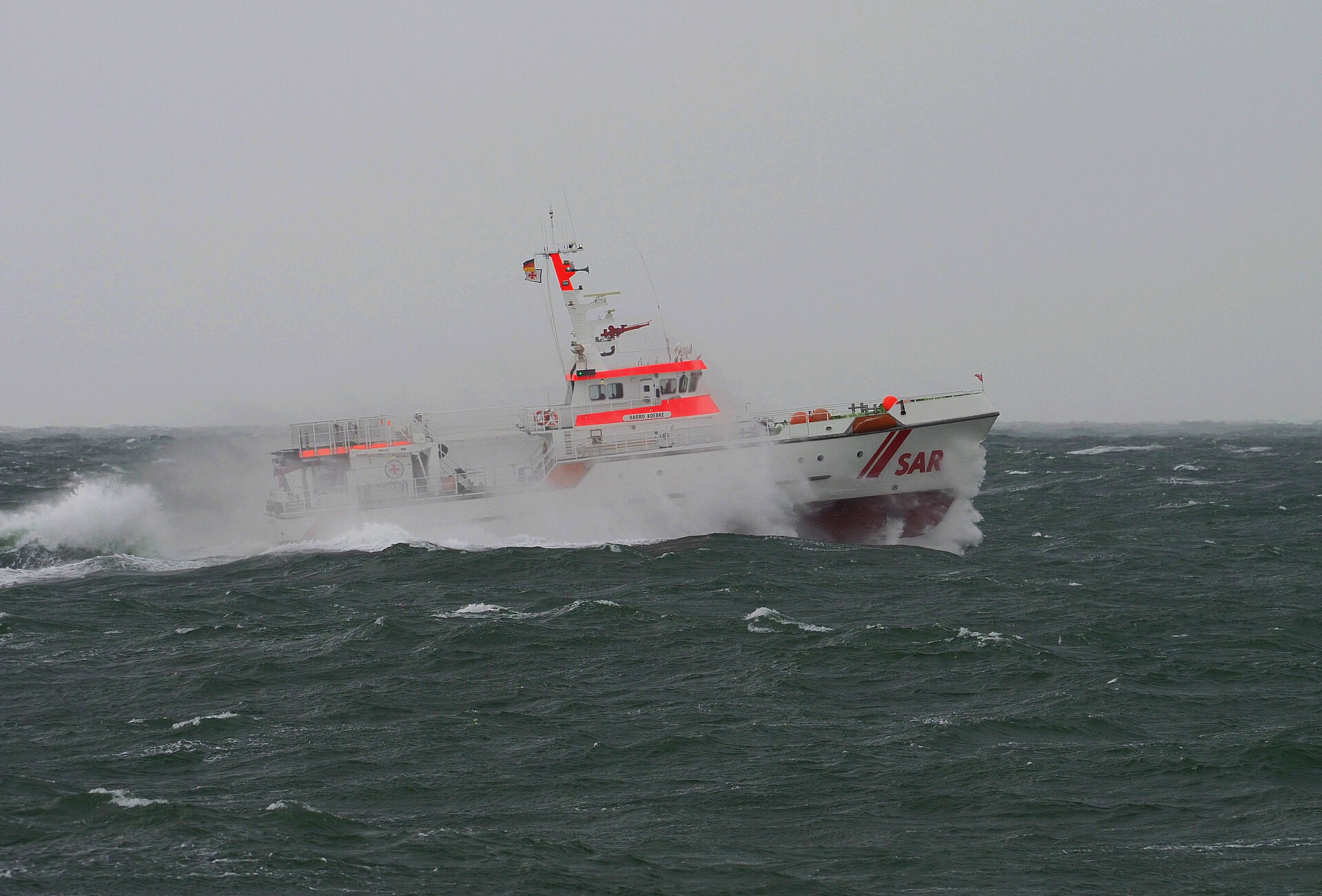 Seenotrettungskreuzer im Einsatz umgeben von brechenden Wellen