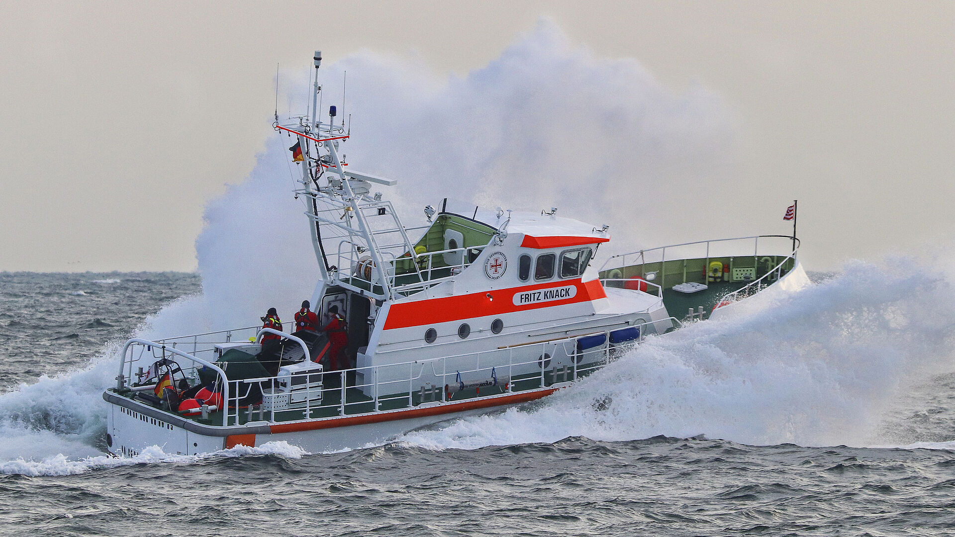 Zwischenbilanz: Seenotretter für 3.300 Menschen auf Nord-und Ostsee im Einsatz