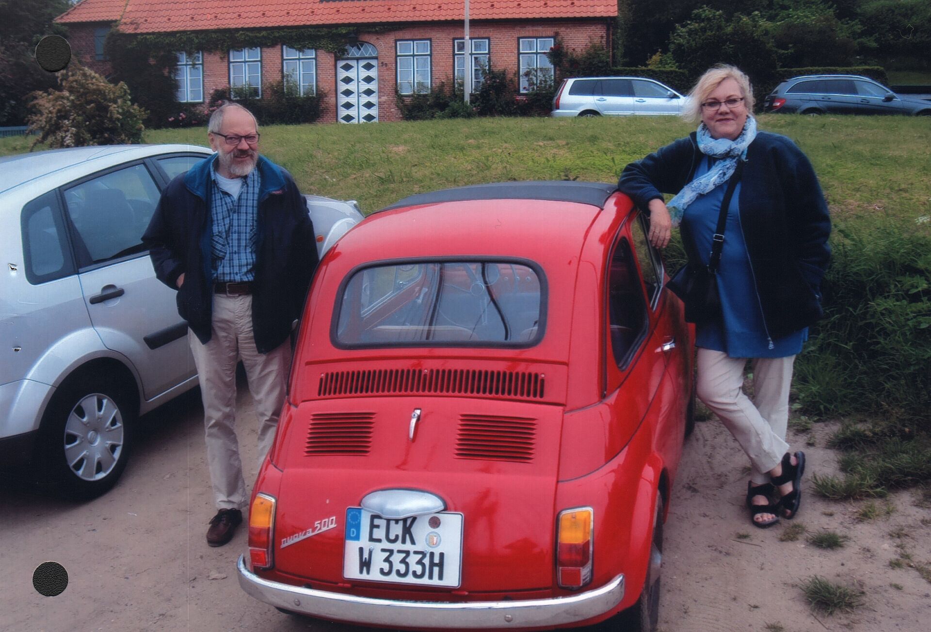 Barbara und Wolfgang Wiese mit ihrem Fiat 500