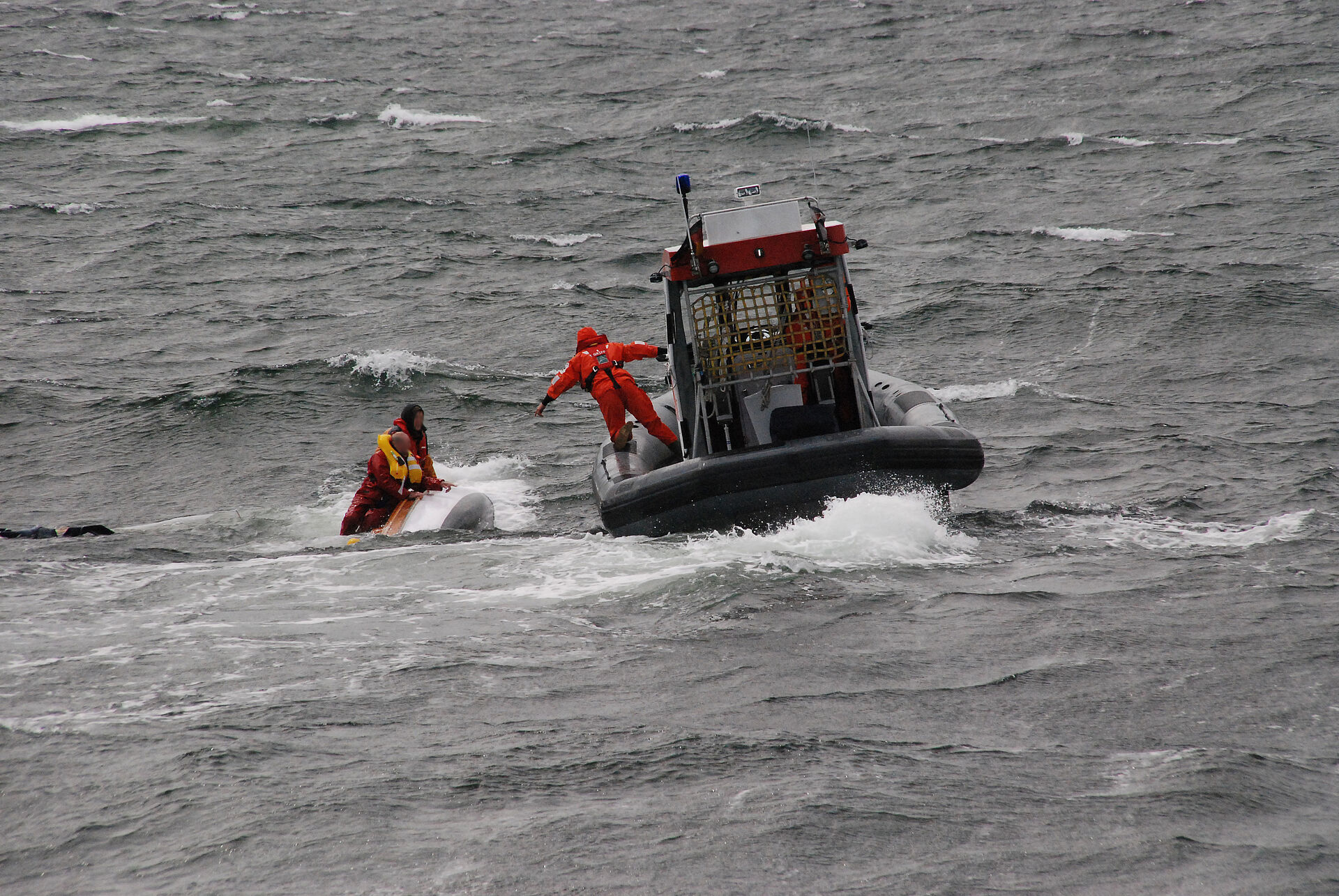 Seenotretter rettet Menschen nach gekentertem Boot 