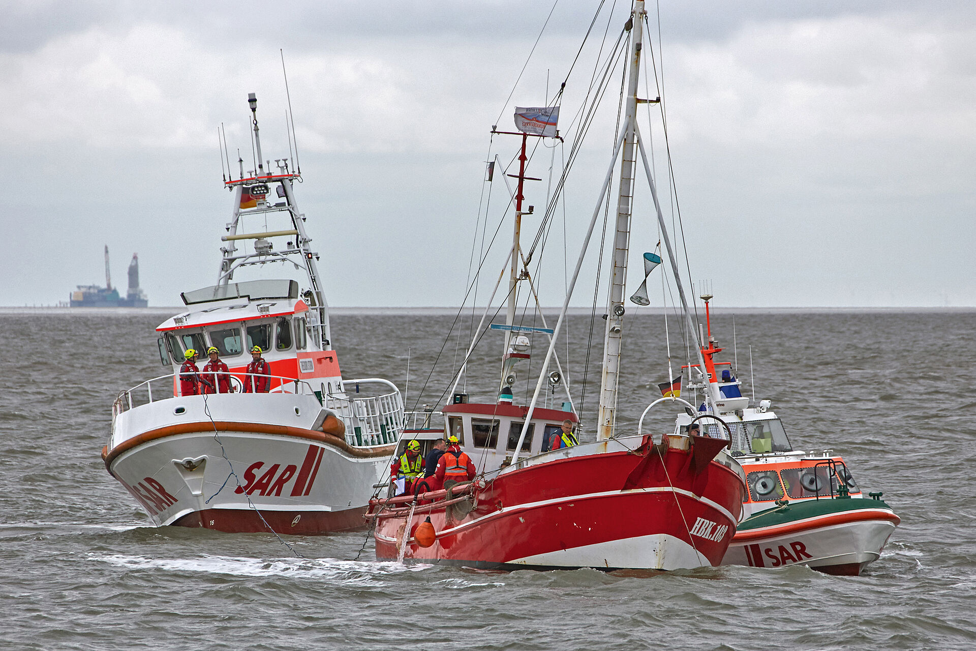 Seenotrettungskreuzer und Seenotrettungsboot sichern ein havarierten Kutter