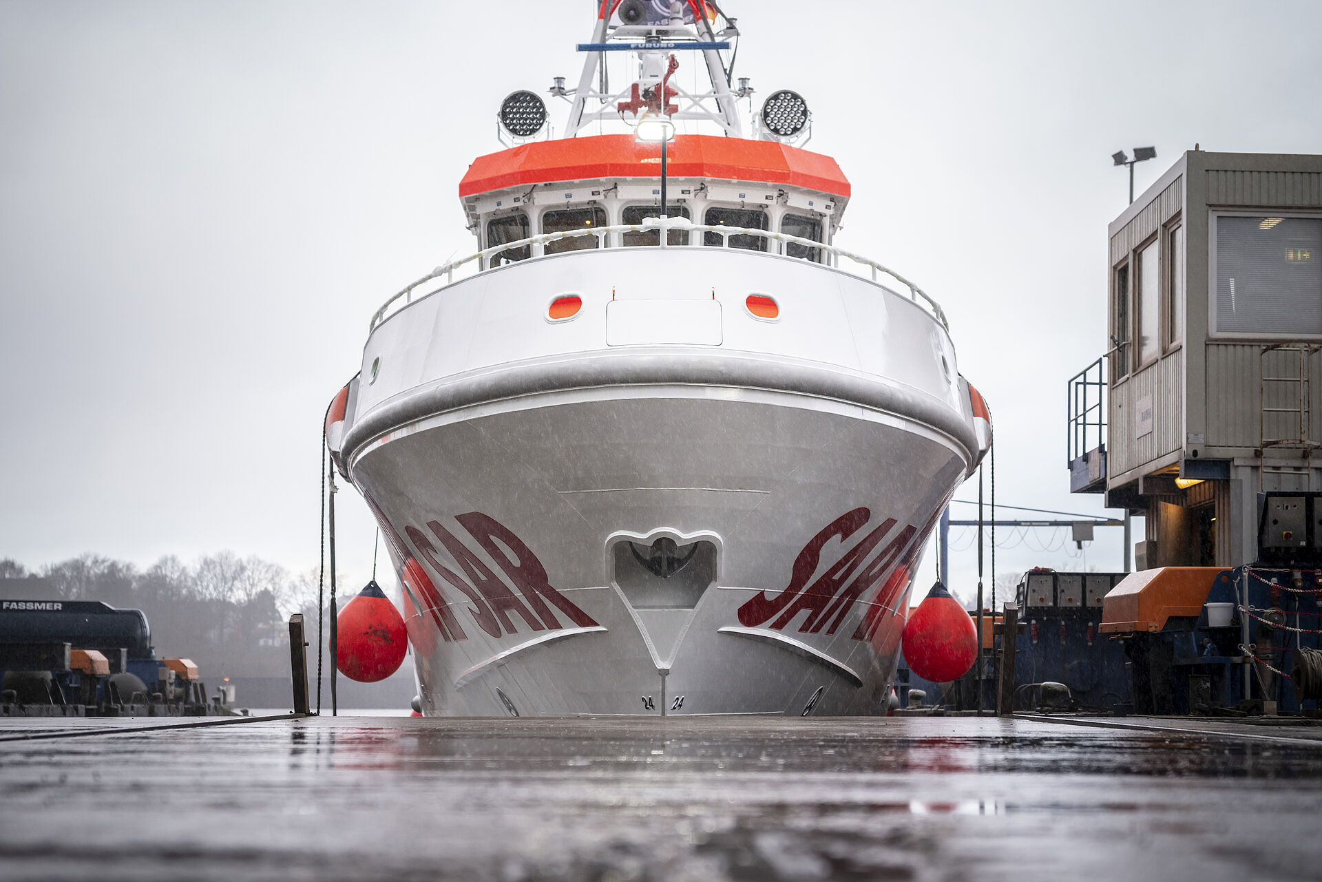 Seenotrettungskreuzer SK40 wird im Hamburger Stapelhub an Land gezogen