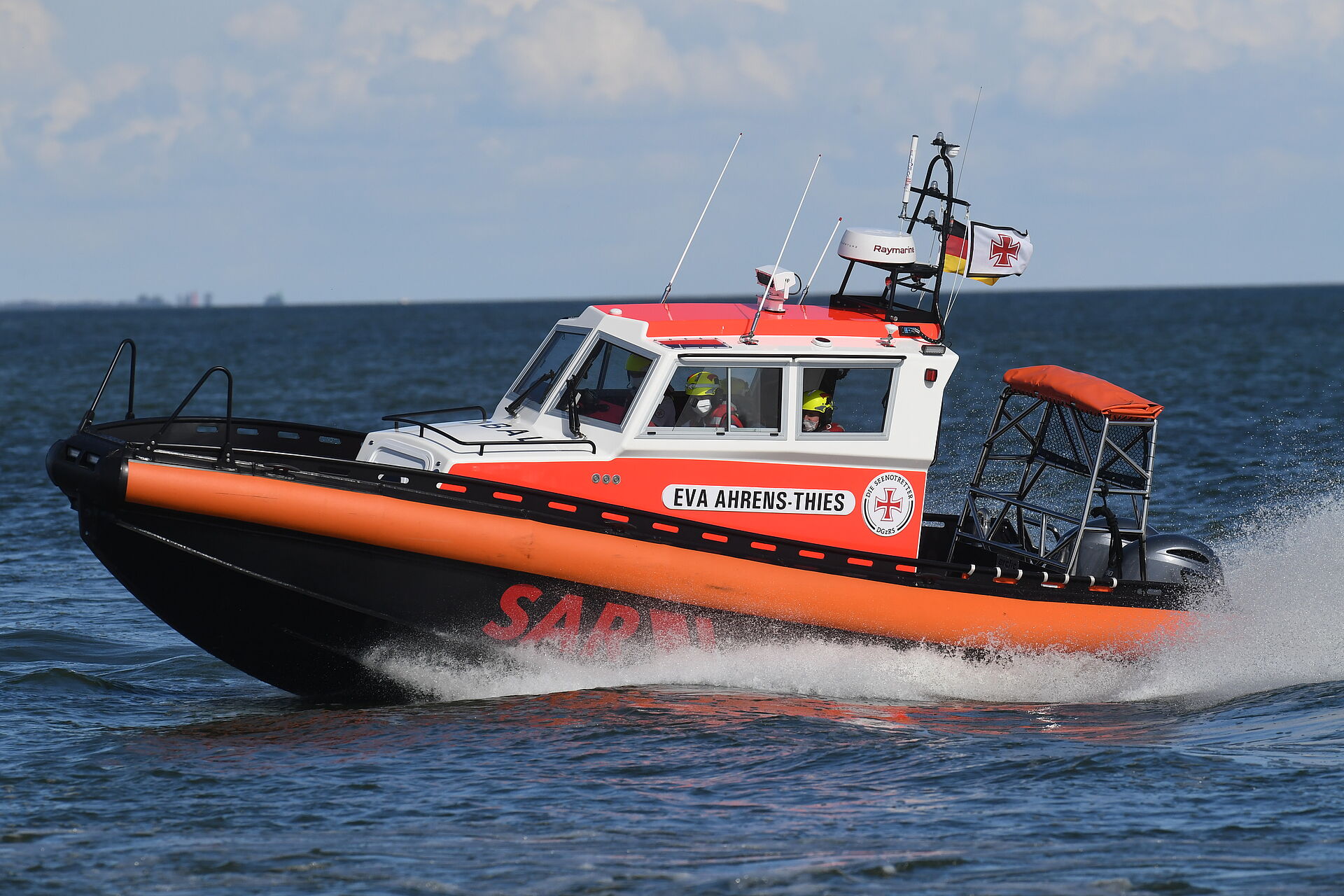 Ein Seenotrettungsboot fährt mit hoher Geschwindigkeit über die Ostsee