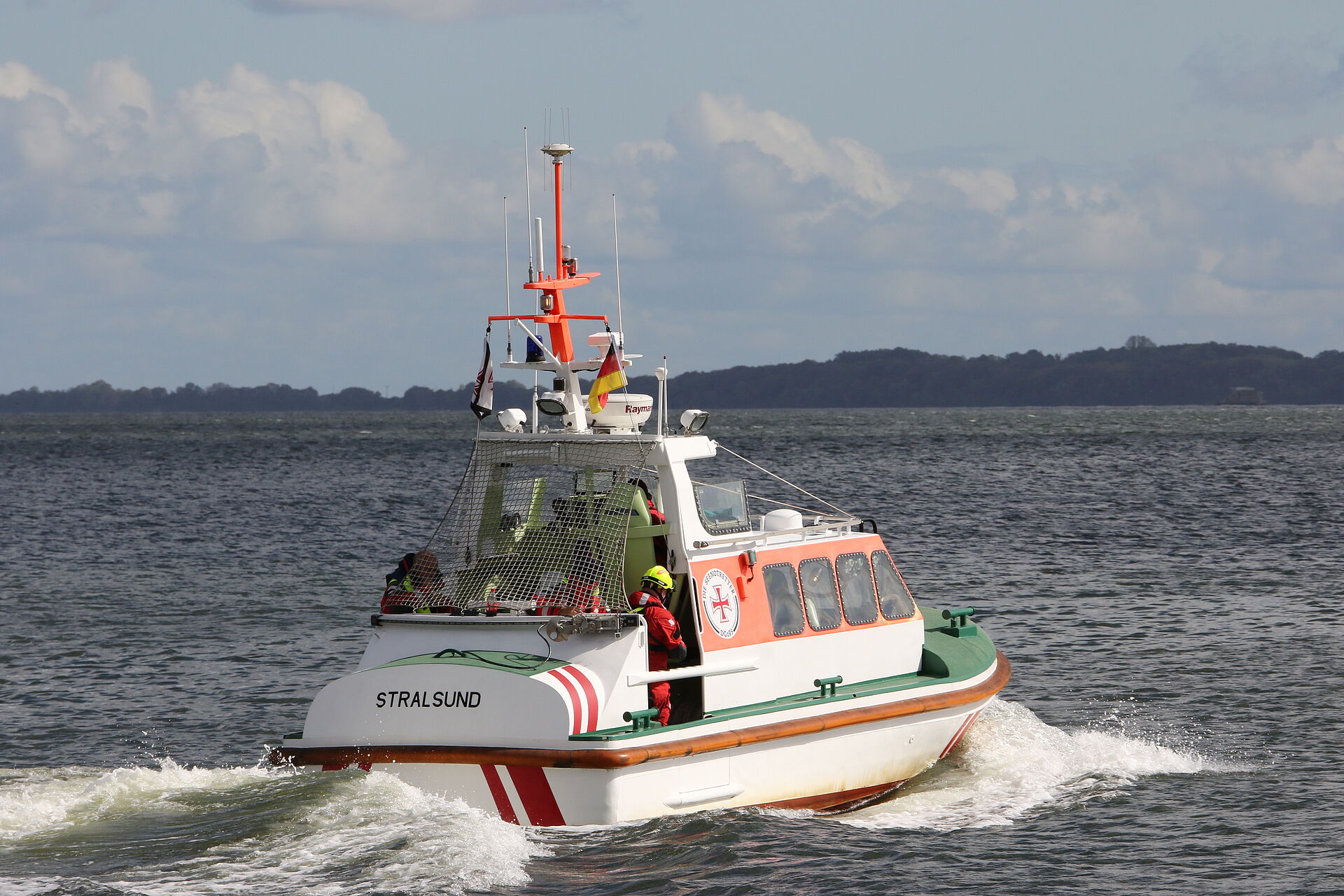 Seenotrettungsboot STRALSUND im Einsatz auf hoher See