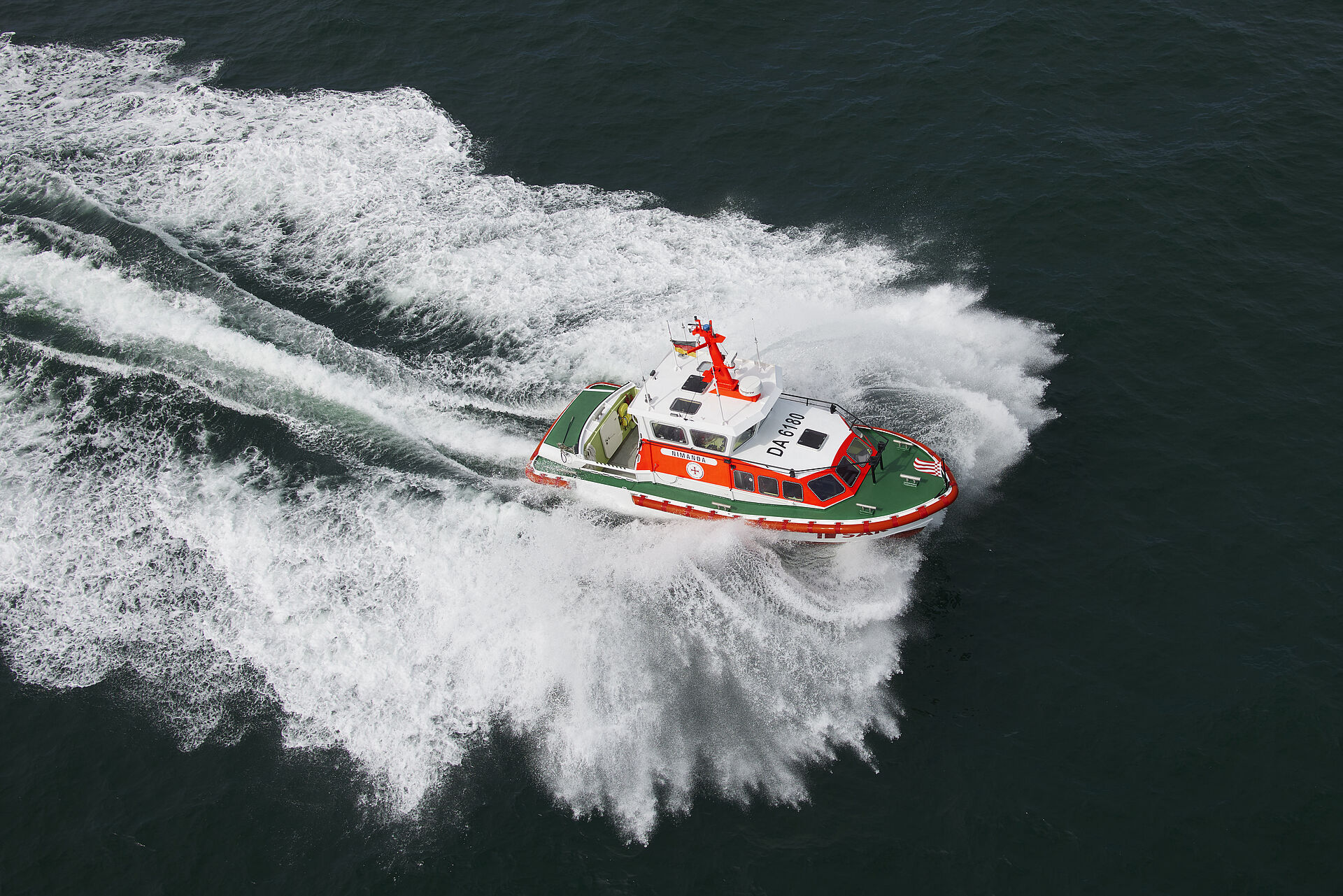 Luftaufnahme eines Seenotrettungsbootes.