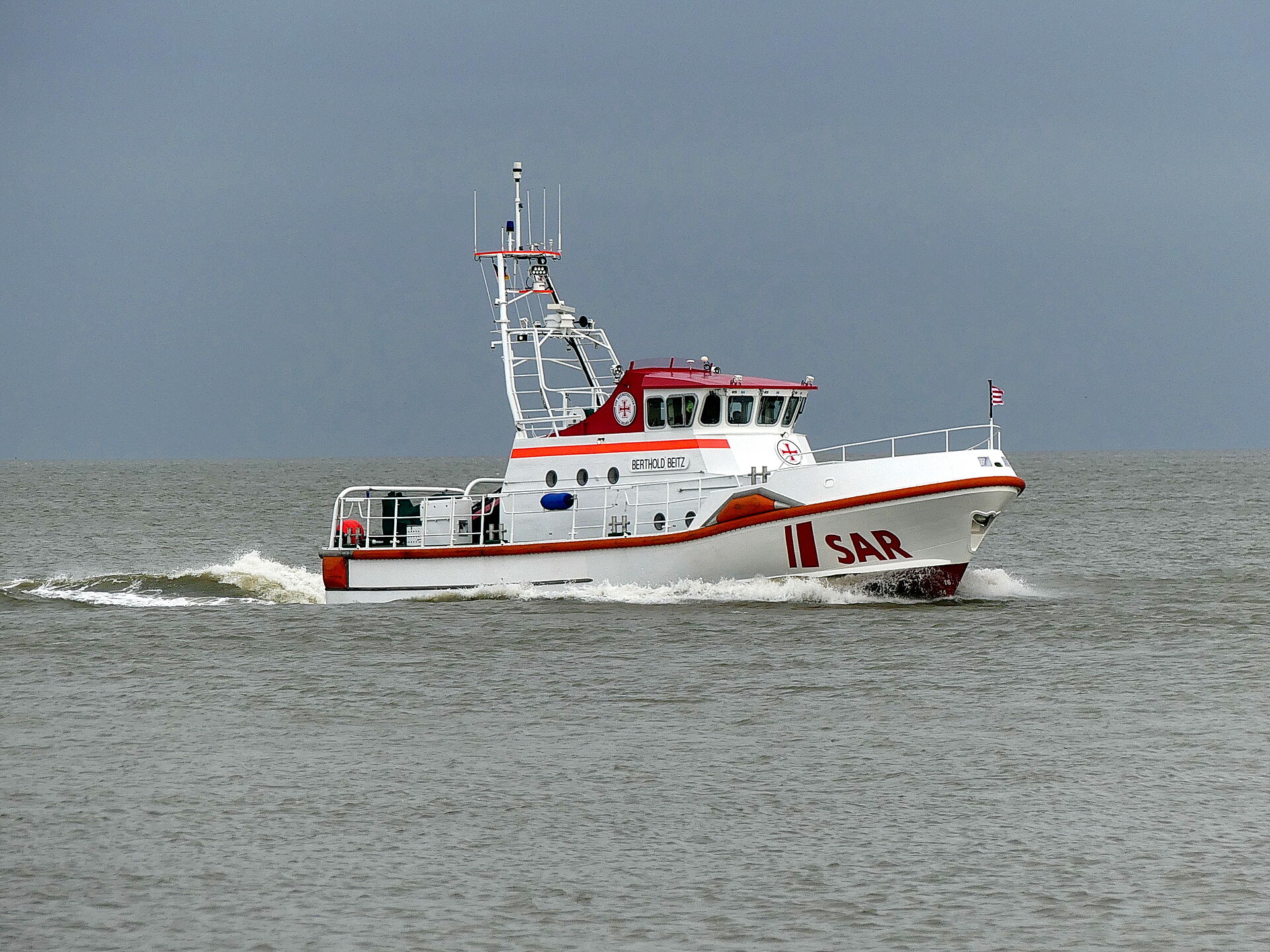 Seenotrettungskreuzer in Fahrt