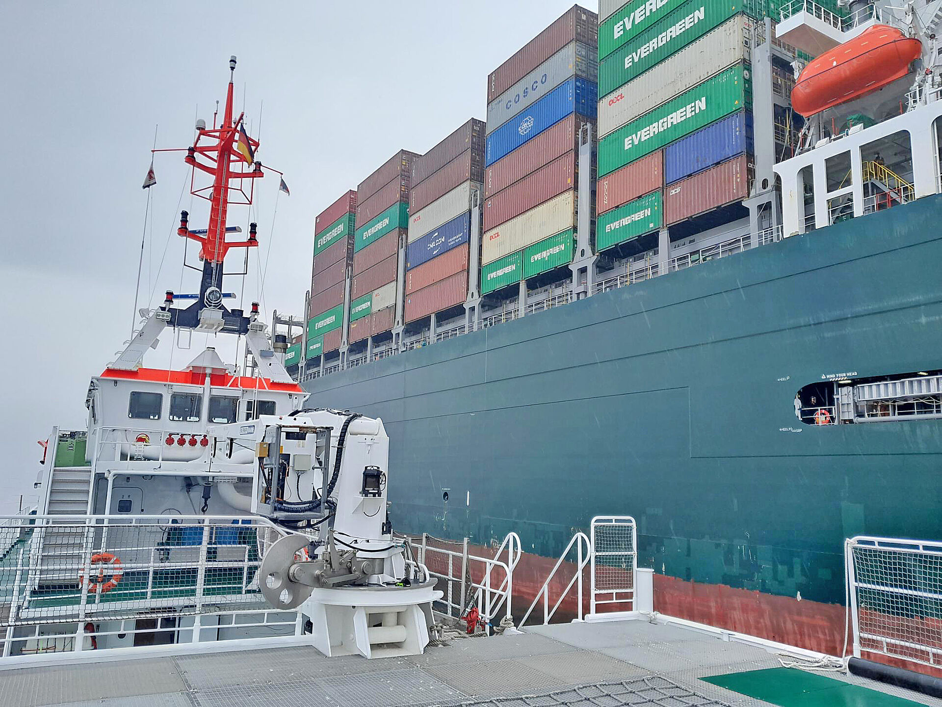 Seenotretter holen verletzten Seemann von Containerfrachter