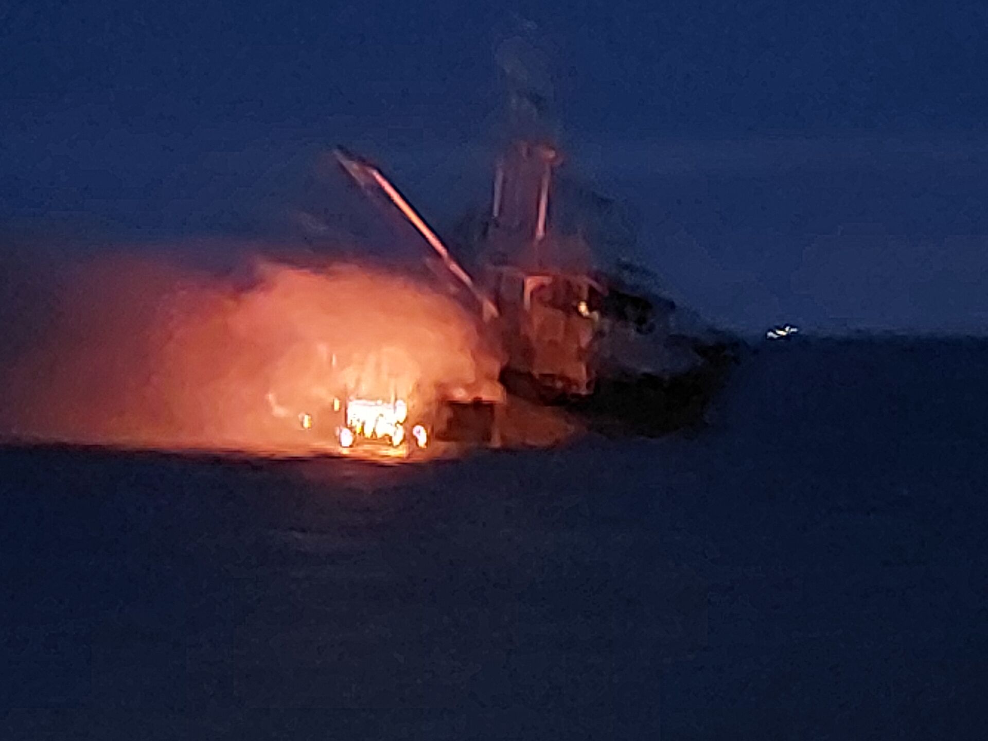 Seenotretter retten Büsumer Fischer aus Rettungsinsel – Fischkutter in Brand