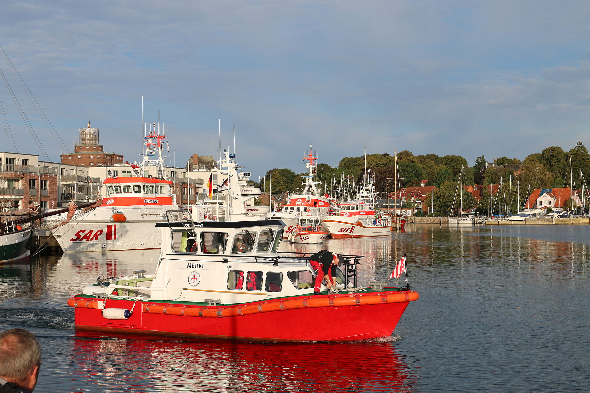 Donnerstagmorgen: Aufbruch ins Übungsgebiet. Im Vordergrund auslaufend Trainingsschiff MERVI, von links nach rechts dahinter: NIS RANDERS, Seenotrettungsboot NIMANOA, BREMEN und BERTHOLD BEITZ.