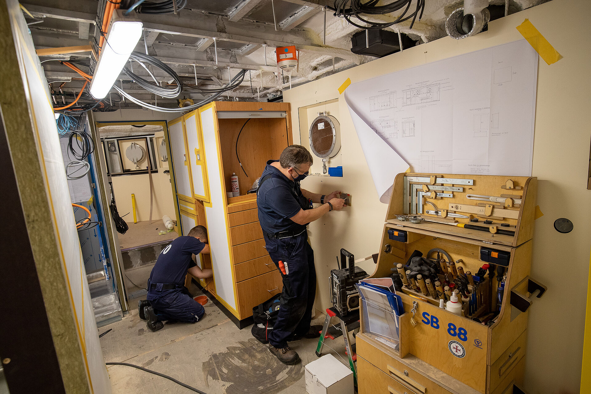 Elektriker arbeiten am Innenausbau eines Seenotrettungskreuzers