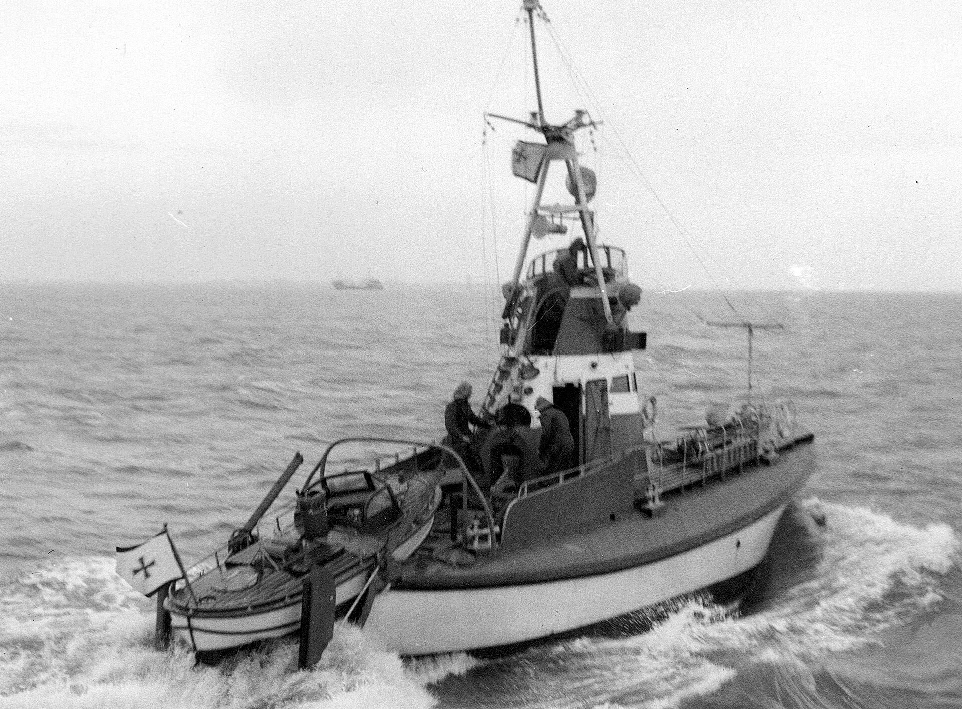 50er Jahre Seenotrettungskreuzer auf dem Meer