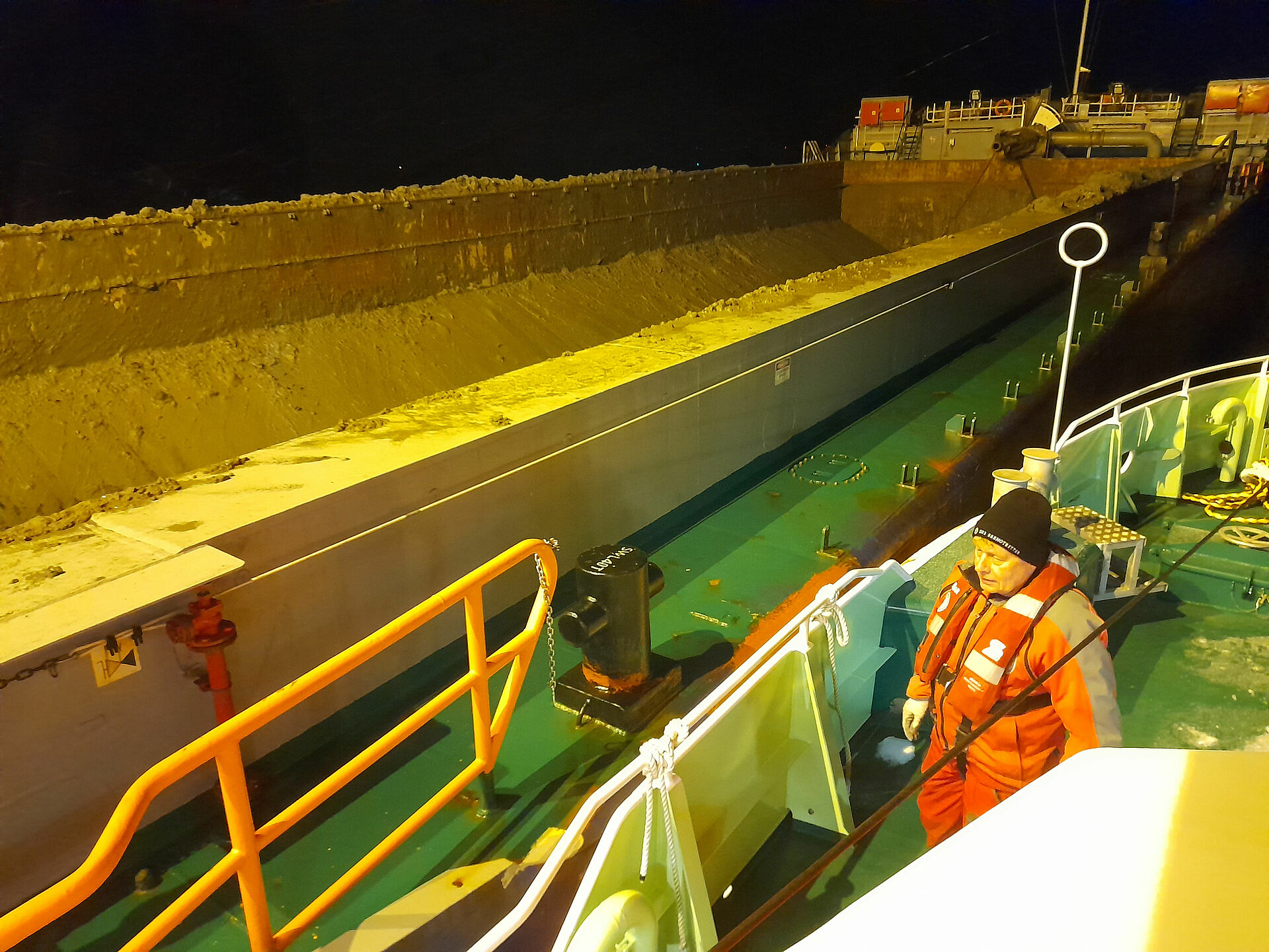 Über Bord gestürzter Seemann von Baggerschiff-Besatzung gerettet - Seenotretter übernehmen medizinische Erstversorgung