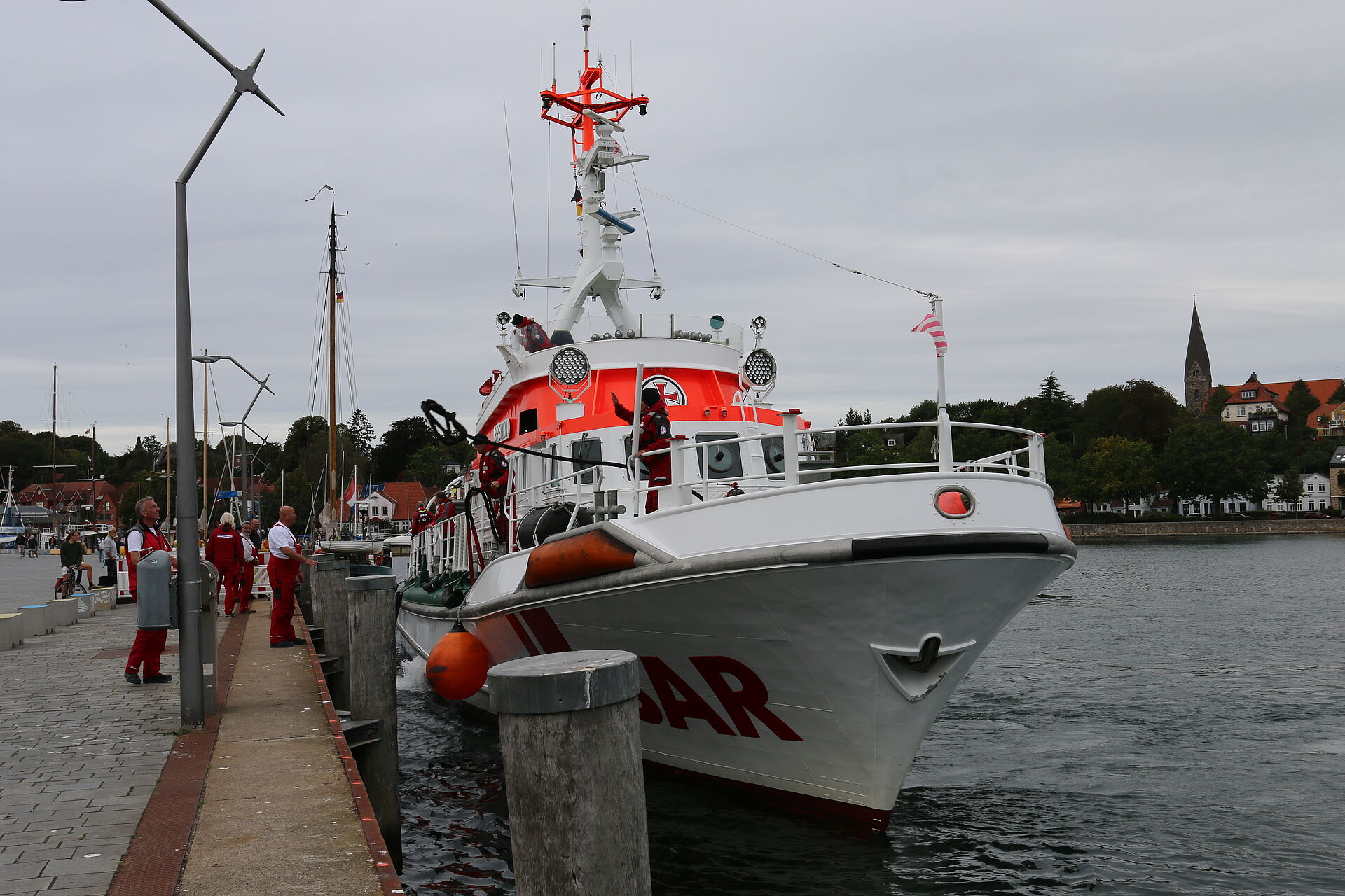 Als erste Einheit macht am 13.9. der Seenotrettungskreuzer BREMEN in Eckernförde fest.