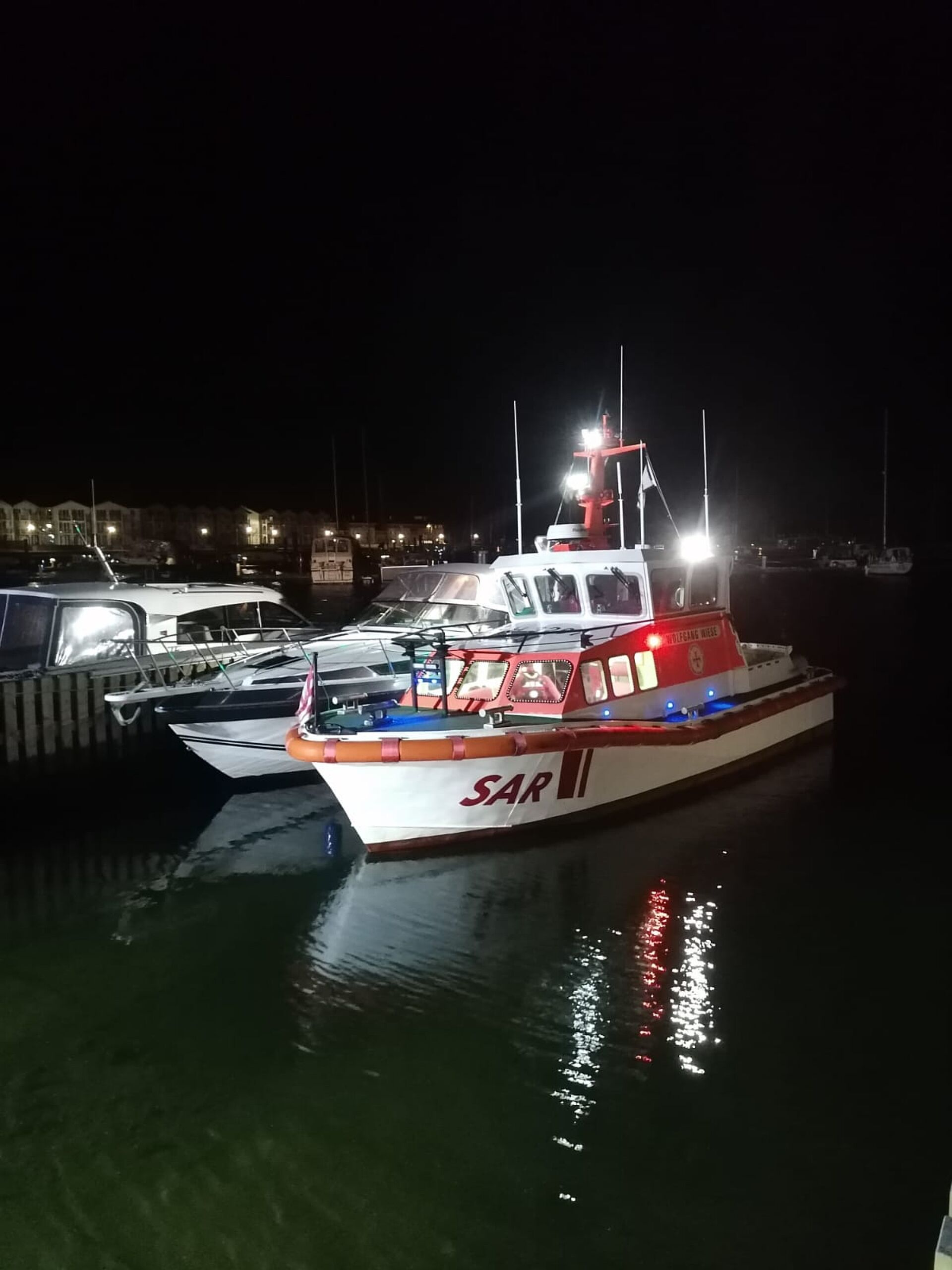 Rauchentwicklung an Bord: Seenotretter helfen fünf Personen auf havariertem Motorboot
