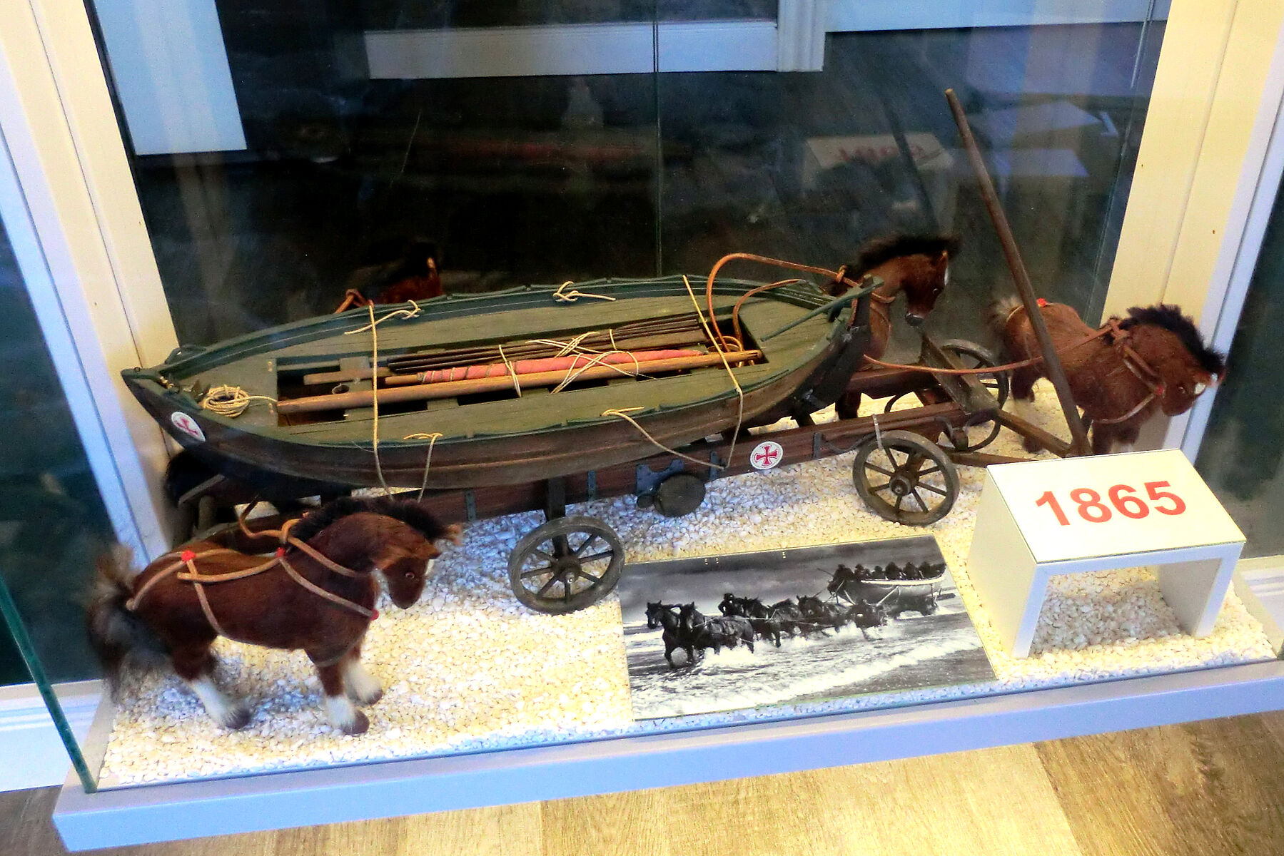 Modell eines alten Seenotrettungsboots, das von Pferden gezogen wird