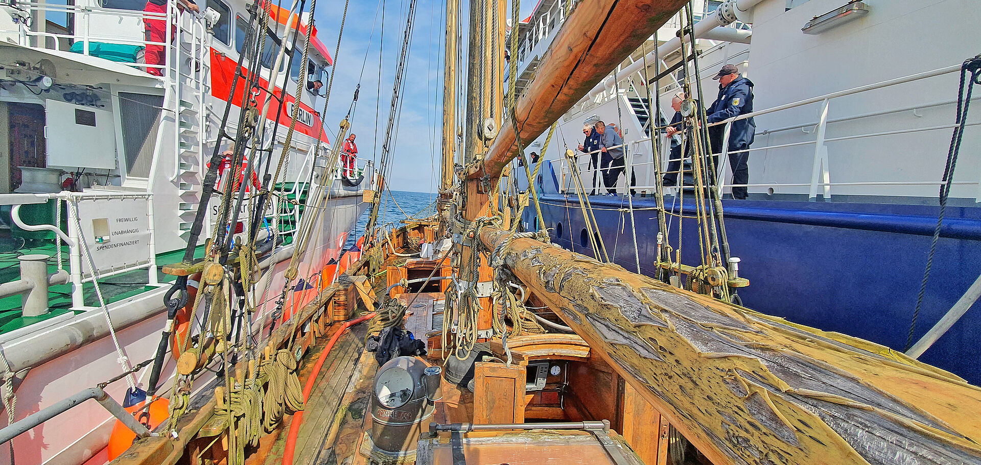 Sicht von Deck eines Traditionsseglers zwischen Seenotrettungskreuzer und Küstenwache