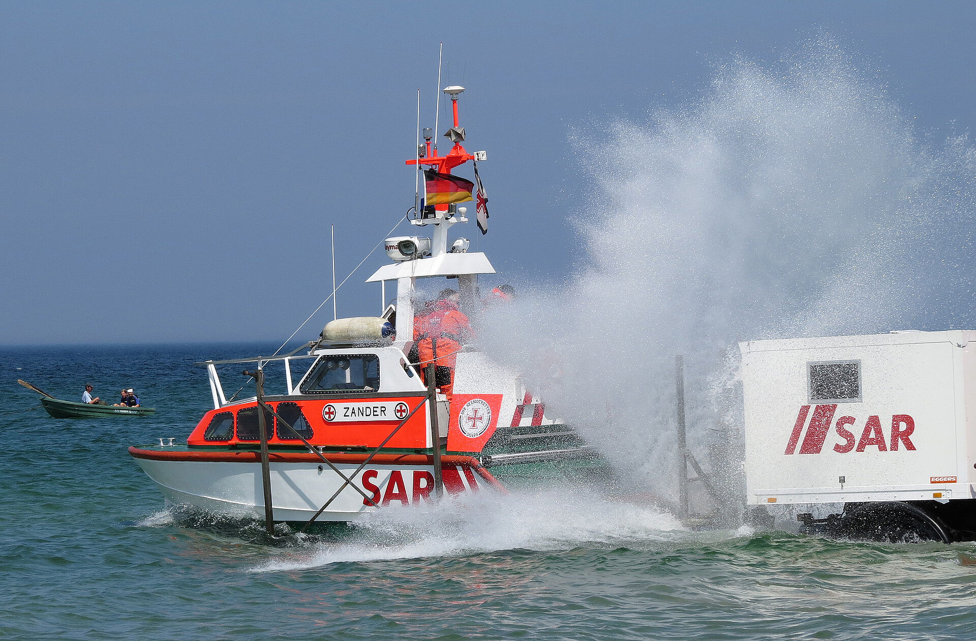Fahrzeug lässt Seenotrettungsboot zu Wasser