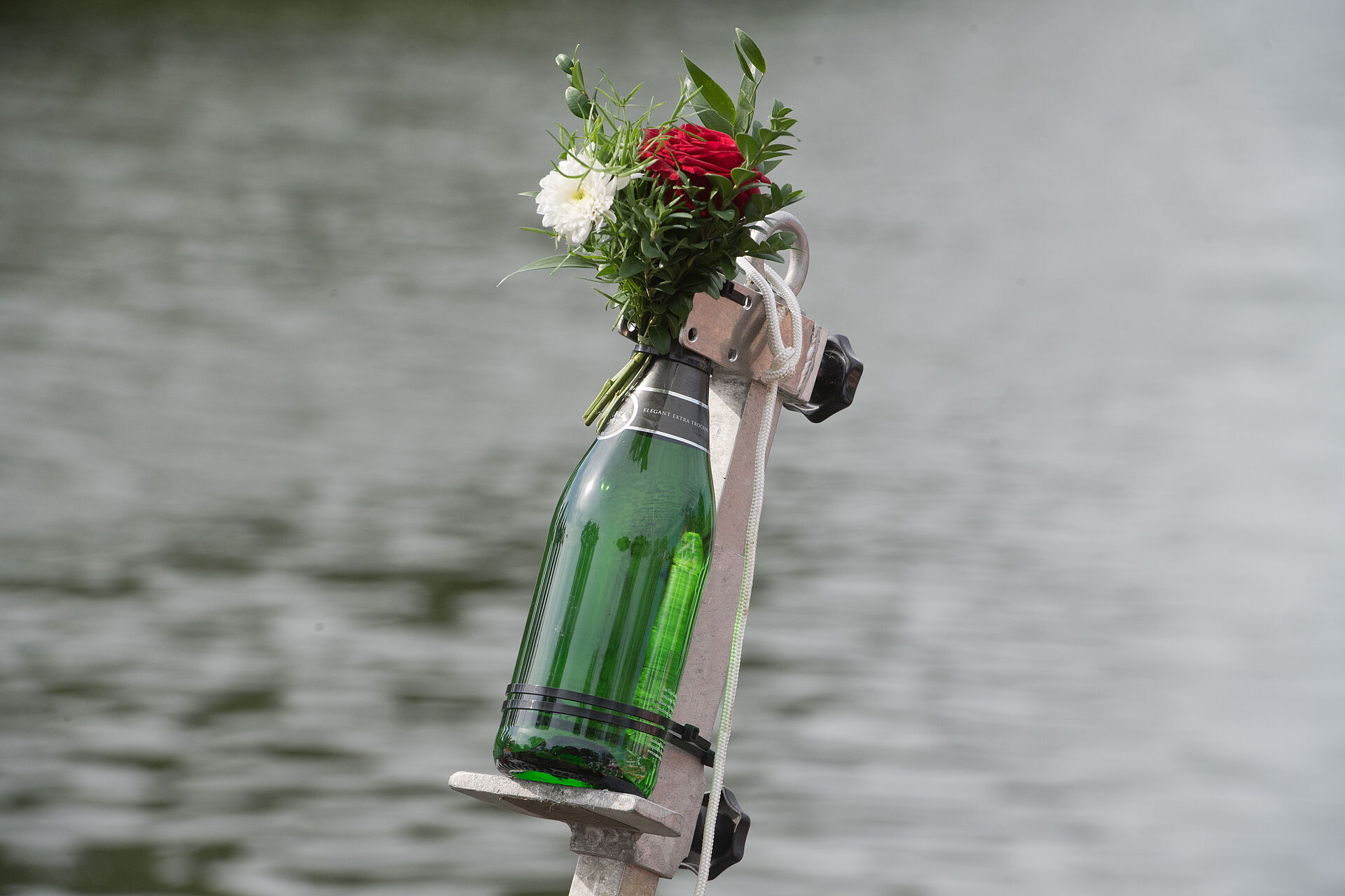 Flasche Sekt geschmückt mit Blumen