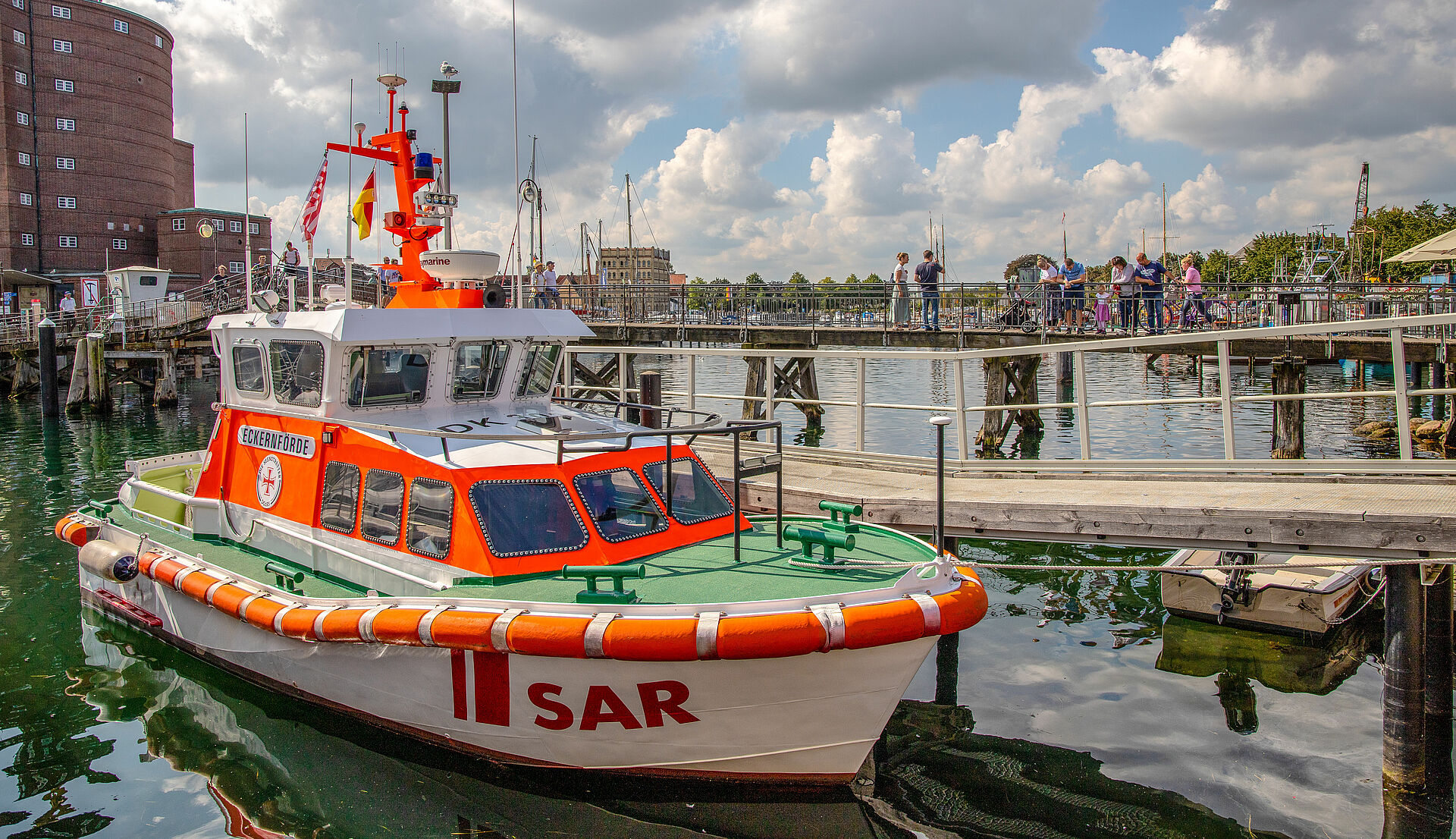 Im Sommer liegt das Seenotrettungsboot an seinem Liegeplatz im hafen von Eckernförde-