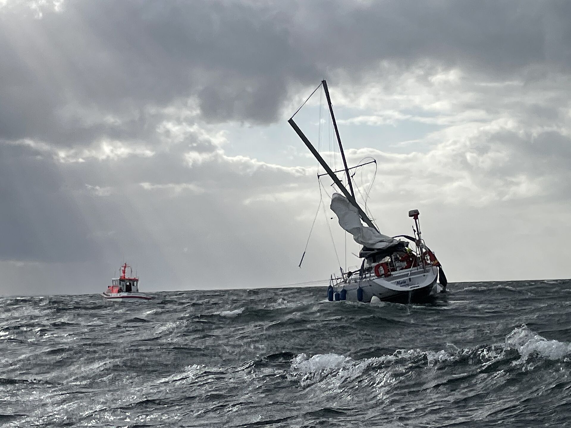 Mastbruch bei Starkwind auf der Ostsee – Seenotretter befreien sieben Segler aus Gefahr