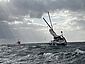 Ein Seenotrettungsboot hat in starkem Seegang eine Segelyacht mit gebrochenem Mast in Schlepp genommen.
