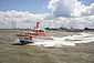 Ein Seenotrettungsboot der DGzRS verlässt den Hafen von Neuharlingersiel
