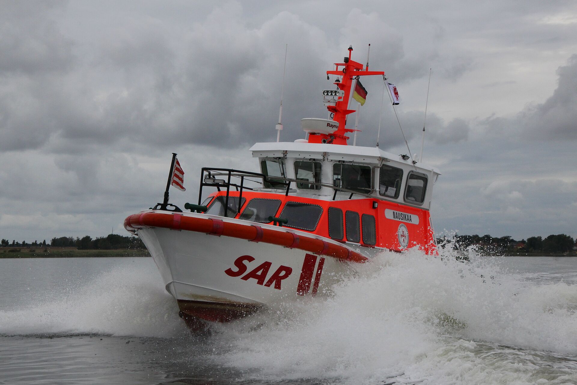 Seenotretter bringen Passagiere eines Fahrgastschiffes an Land