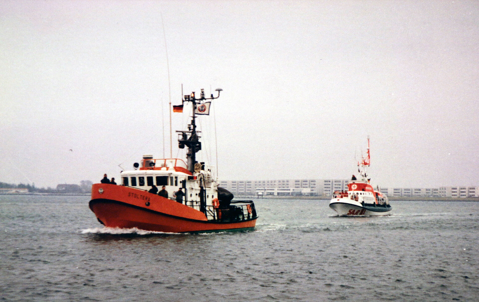 Zwei Seenotrettungskreuzer fahren hintereinander auf dem Wasser