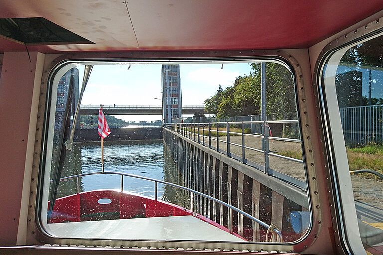 Ausblick auf die Weser vom Inneren eines Seenotrettungskreuzers