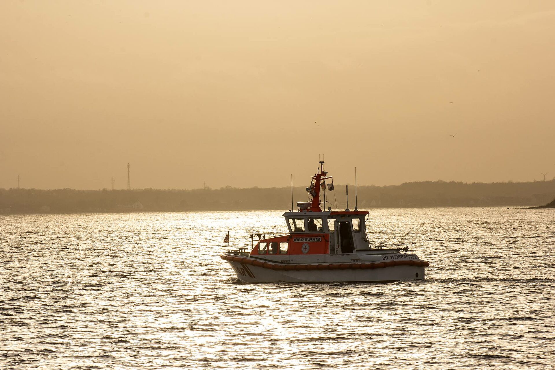 Ein Seenotrettungsboot im Sonnenuntergang