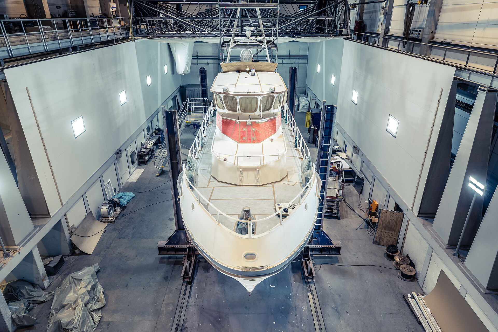 Blick auf den 20-Meter-Seenotrettungskreuzer EUGEN in einer Werfthalle