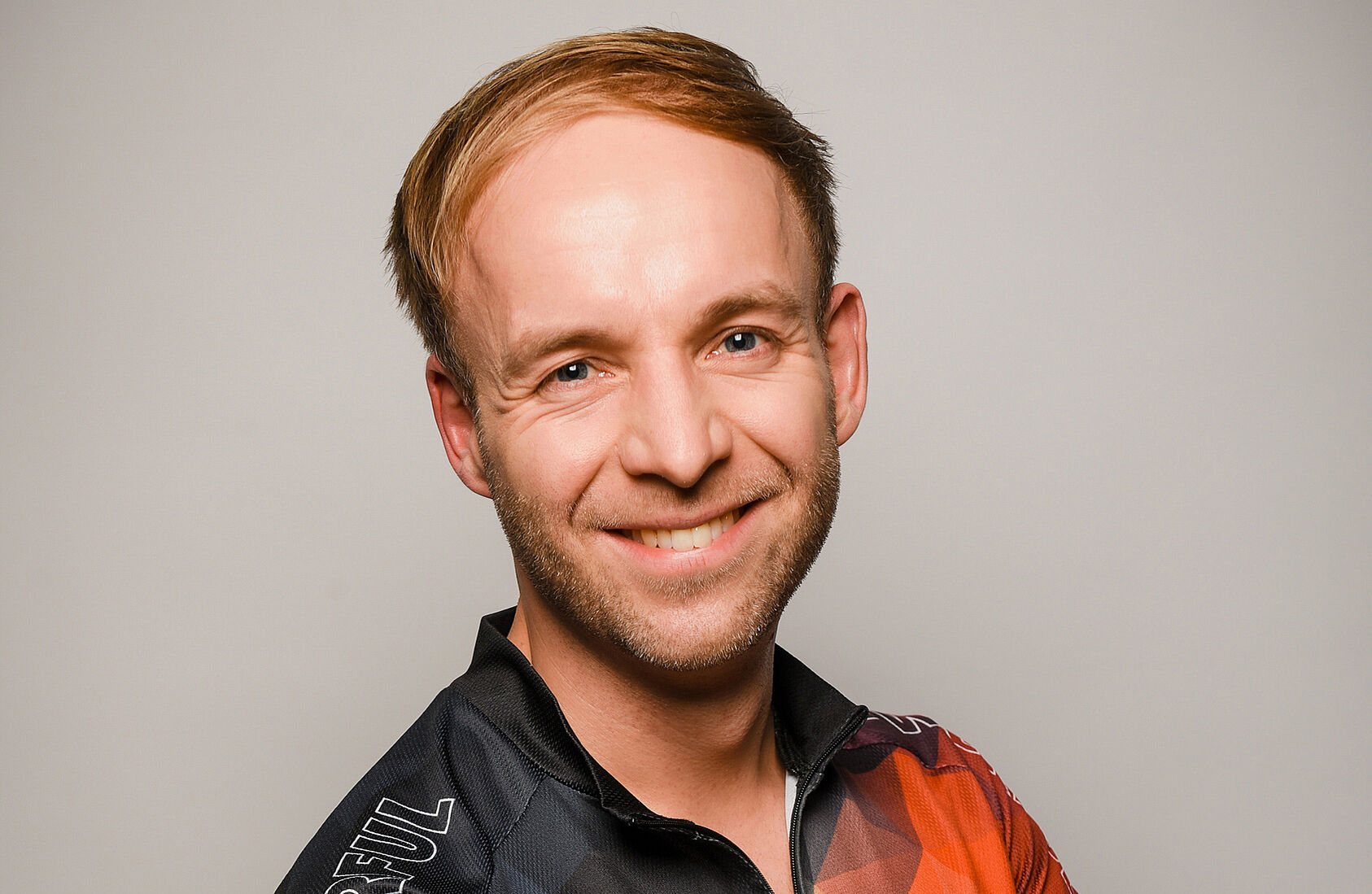 Maximilian Dobrunz ist Indoor-Cycling-Trainer und hat ein Sportshirt an.
