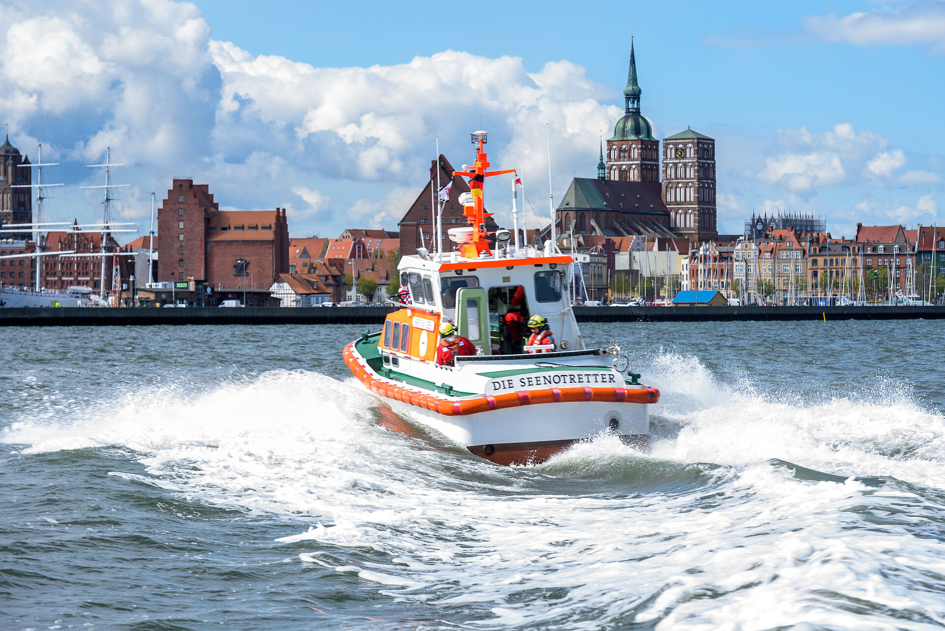 Das Seenotrettungsboot HERTHA JEEP der DGzRS fährt in Richtung der Hansestadt Stralsund