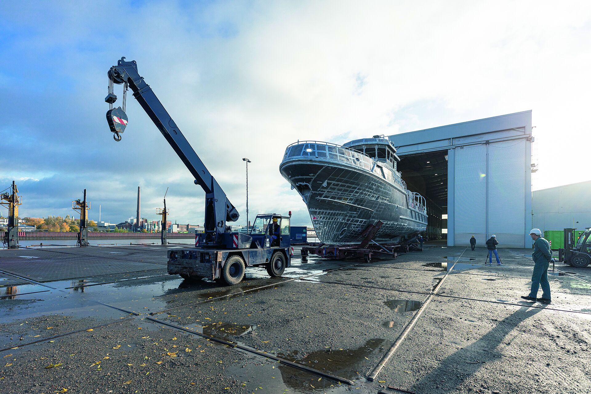 Seenotrettungskreuzer NIS RANDES wird aus einer großen Halle transportiert