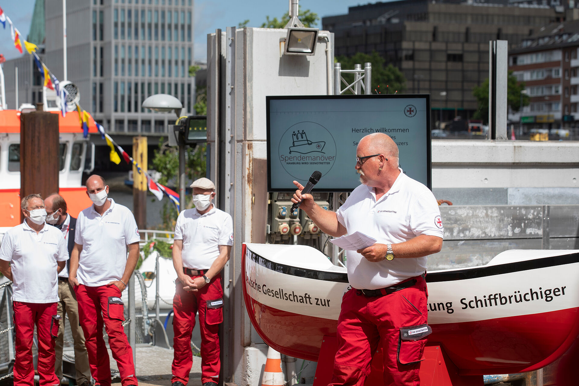 Seenotretter hält Rede bei einer Veranstaltung der DGzRS in Bremen