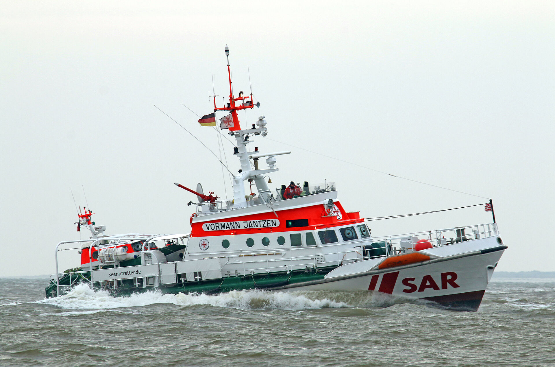 Der Seenotrettungskreuzer VORMANN JANTZEN im Einsatz auf hoher See