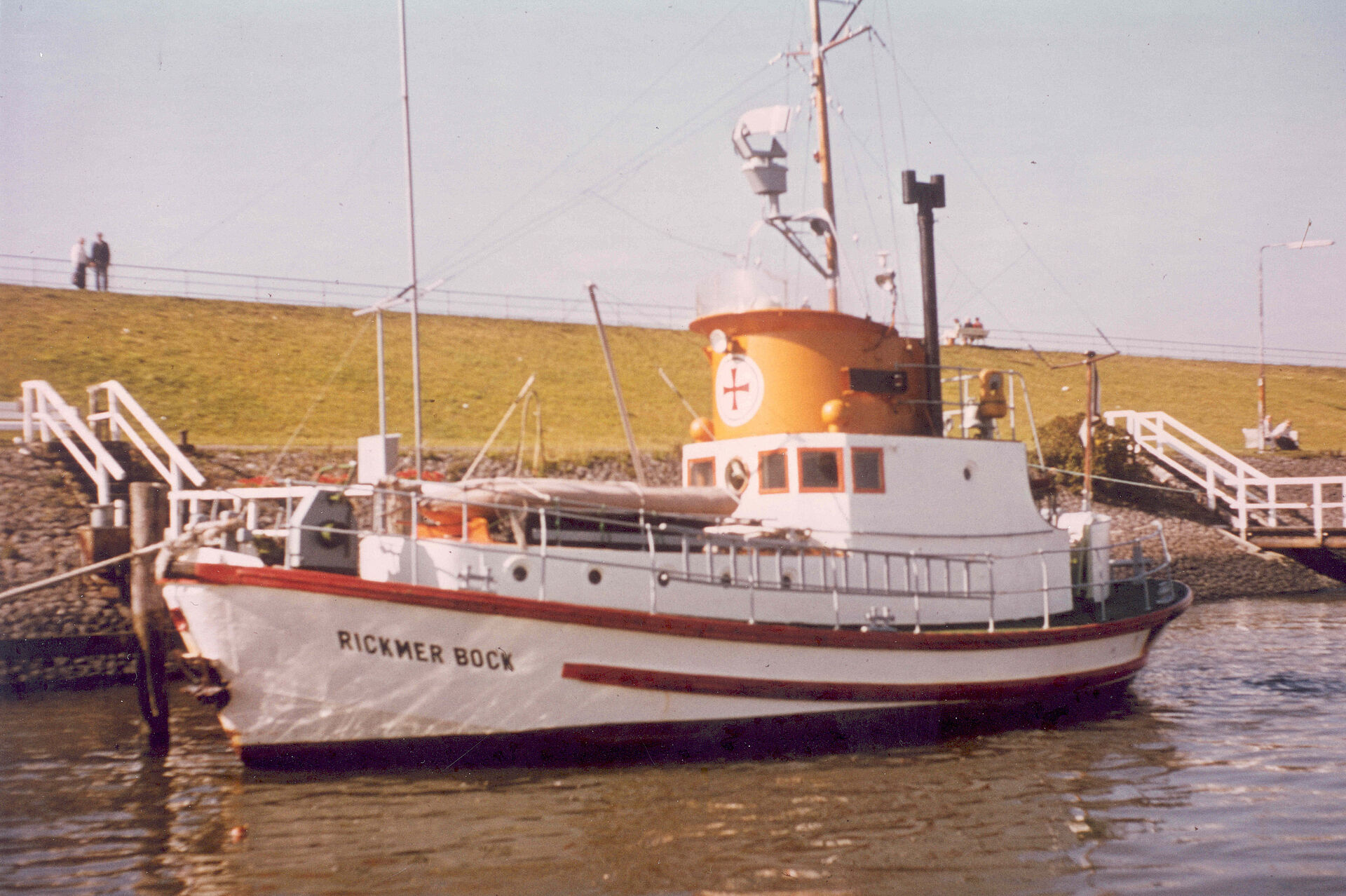 Historisches Motorrettungsboot im Einsatz für Gaffelkutter