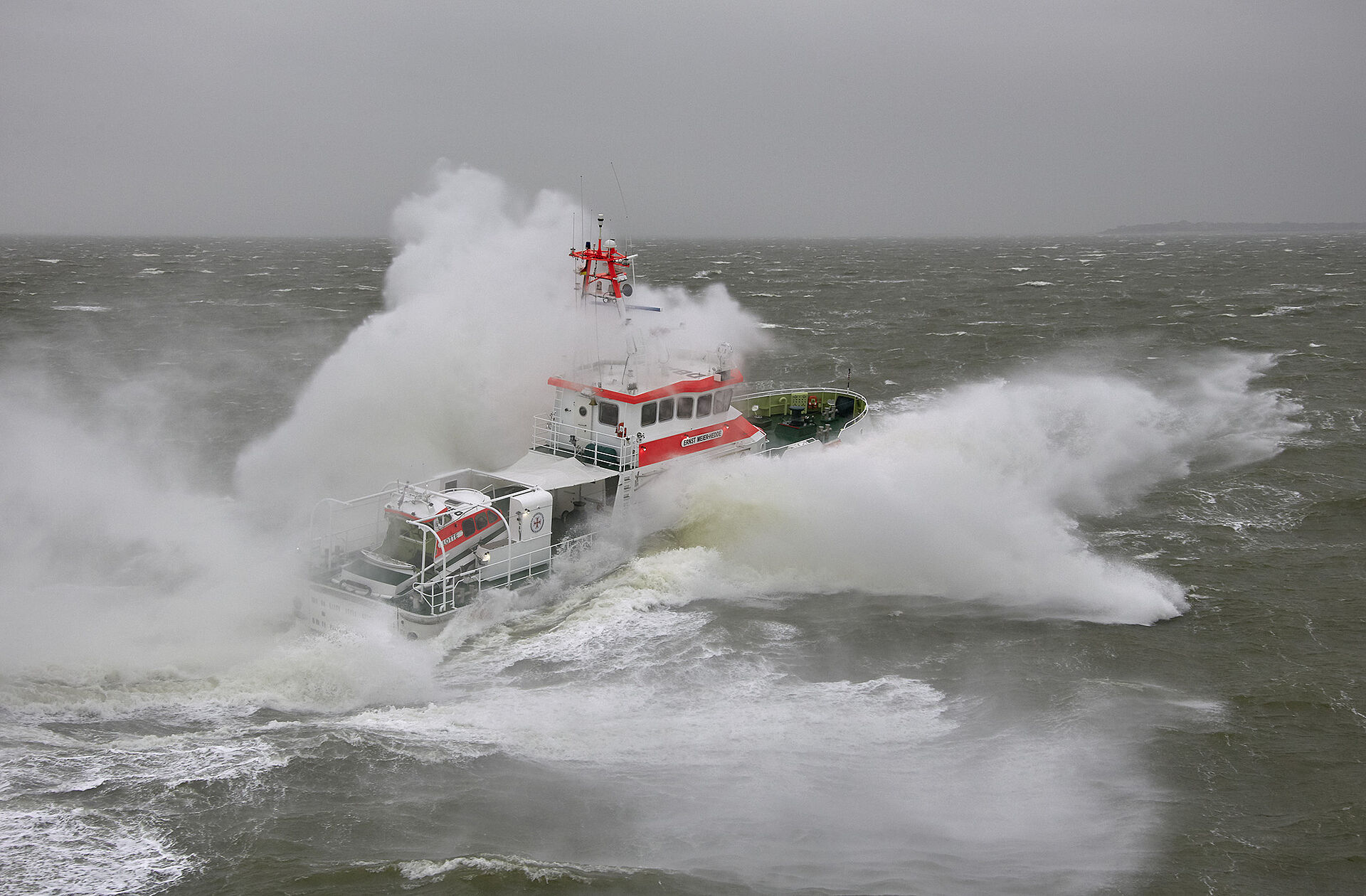 Der Seenotrettungskreuzer ERNST MEIER-HEDDE fährt durch die aufgewühlte Nordsee vor Amrum.
