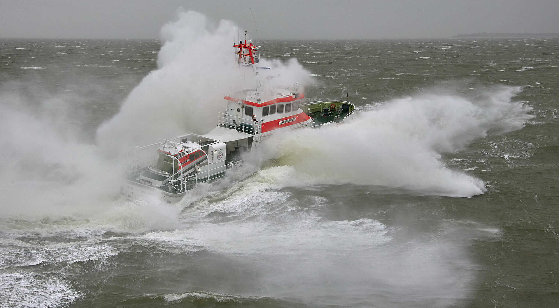 Der Seenotrettungskreuzer ERNST MEIER-HEDDE fährt durch die aufgewühlte Nordsee vor Amrum.