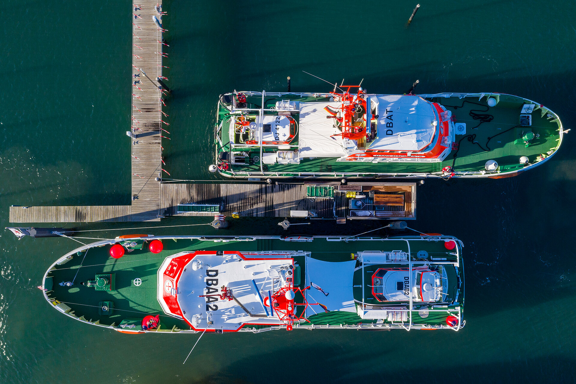 Luftaufnahme zweier Seenotrettungskreuzer nebeneinander von oben