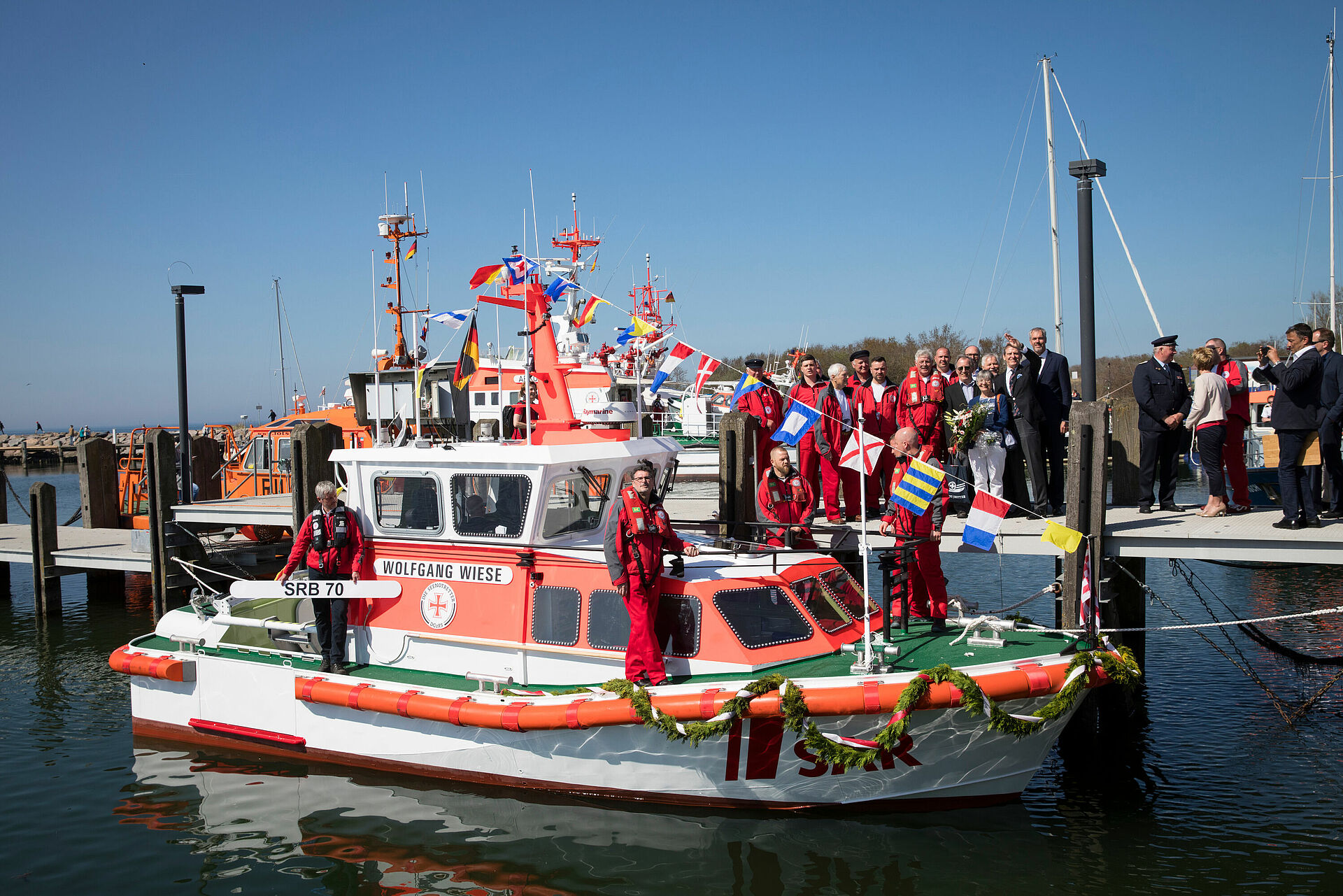 Am Tag der Bootstaufe der WOLFGANG WIESE versammelt sich die Crew auf dem frisch getauften Seenotrettungsboot.