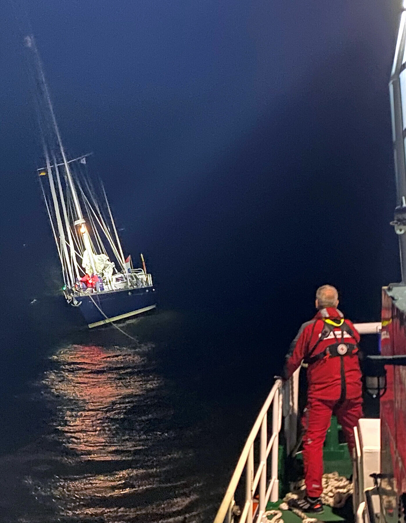 Seenotretter bei einer nächtlichen Rettung einer Segelyacht vor Norderney 
