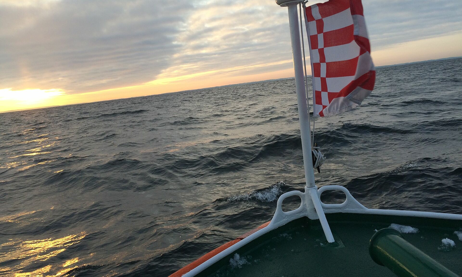 Blick über das Heck eines Seenotrettungsbootes auf die Ostsee