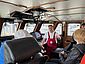Seenotretter-Vormann erläutert den Besuchern des Seenotrettungskreuzers die Navigations- und Kommunikationsgeräte auf der Brücke der HERMANN RUDOLF MEYER.