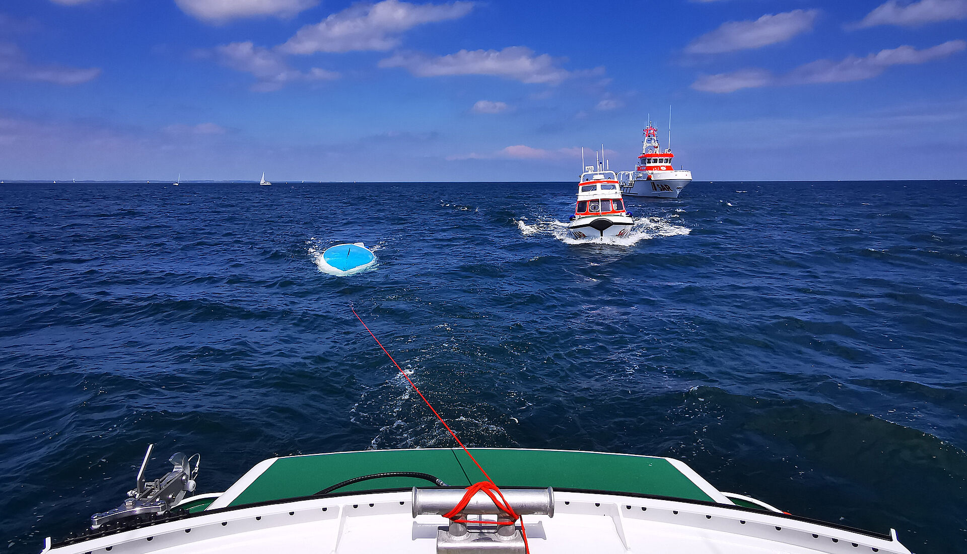 Seenotretterflotte hilft einem Jollensegler