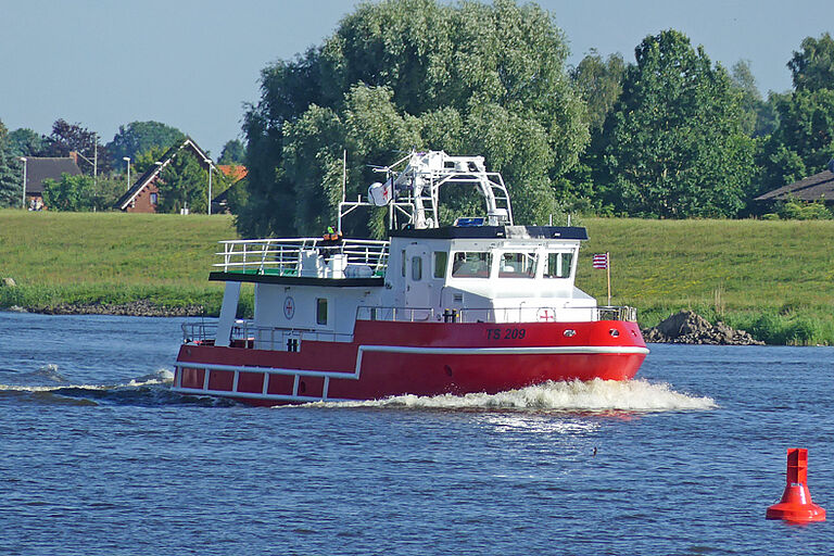 Seenotrettungskreuzer im Einsatz auf der Weser