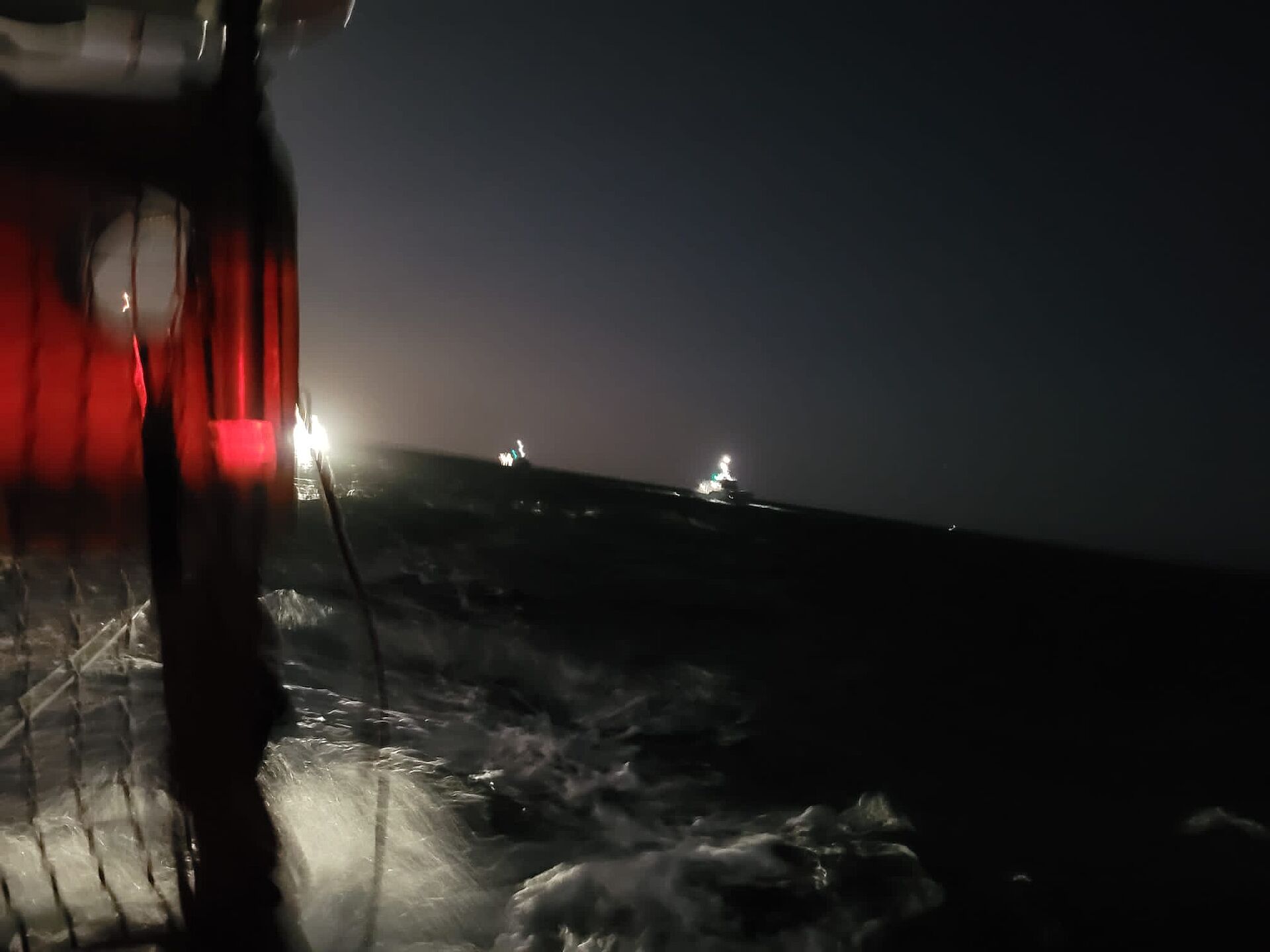 Tochterboot NOTARIUS in der Nacht auf dem Weg zum Havaristen. Im Hintergrund der Seenotrettungskreuzer HARRO KOEBKE