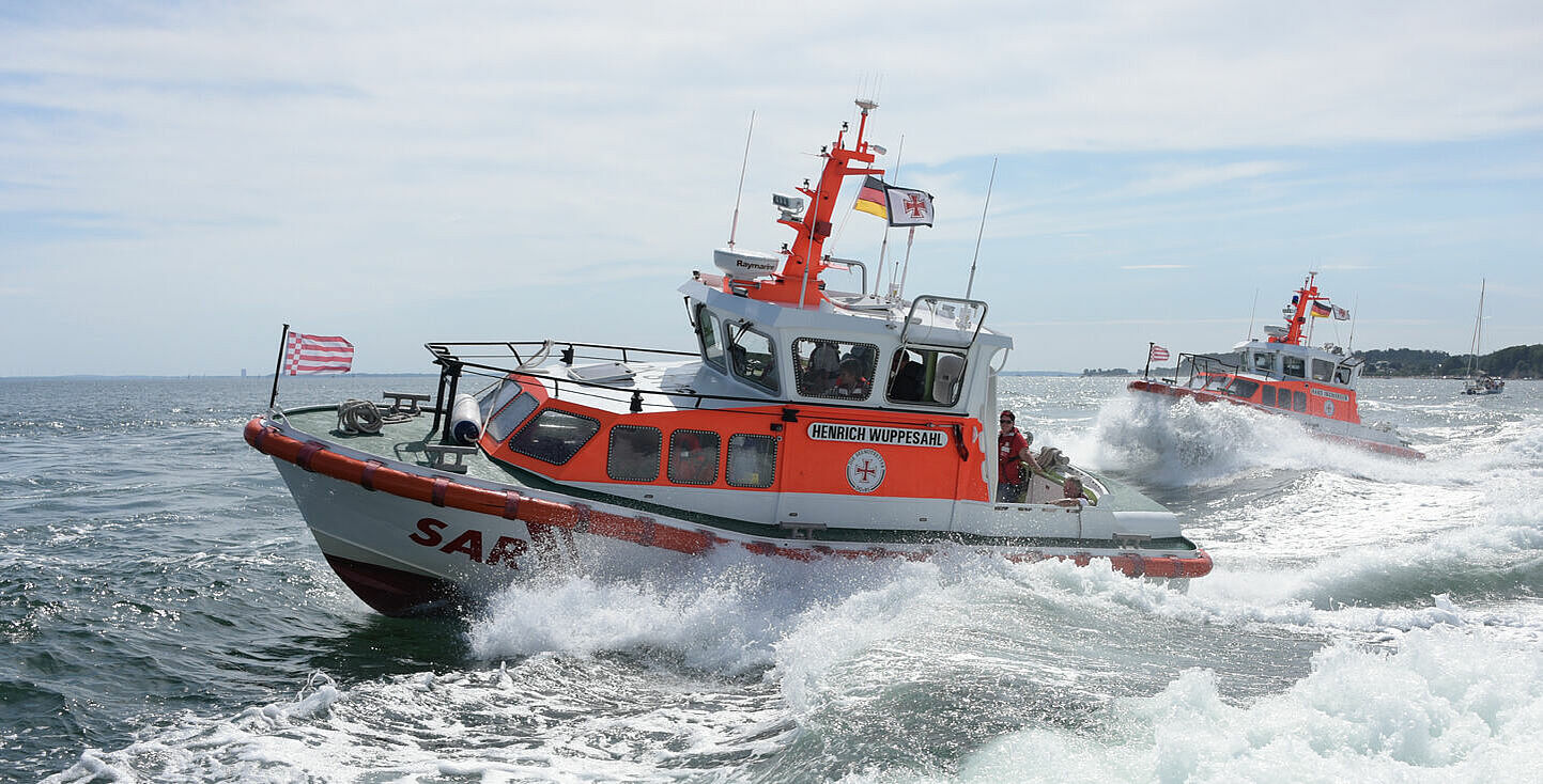 Zwei Seenotrettungsboote in schneller Fahrt auf der Ostsee